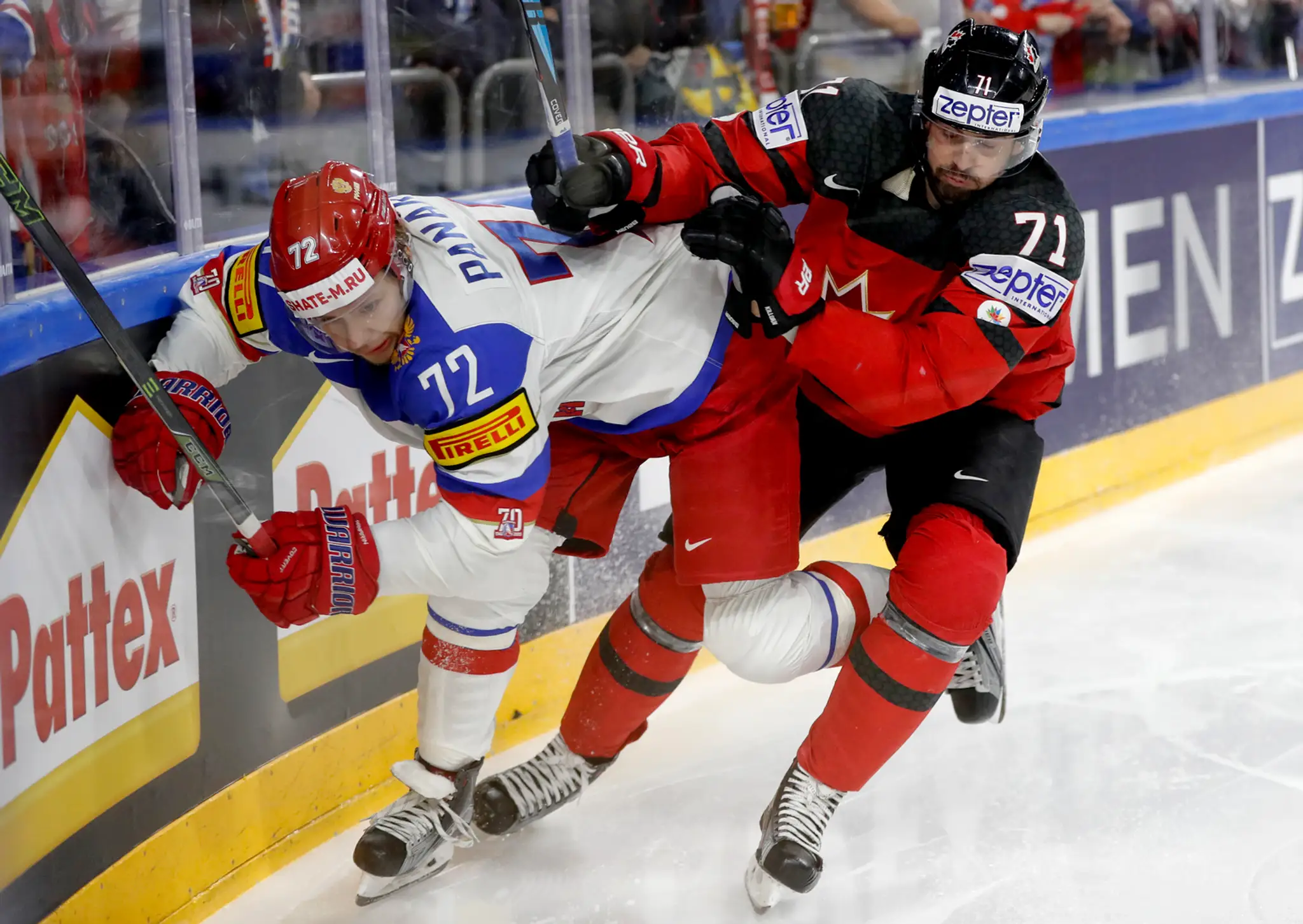 Alex Killorn (vpravo) z Kanady atakuje Rusa Arťoma Panarina v semifinále MS 2017.