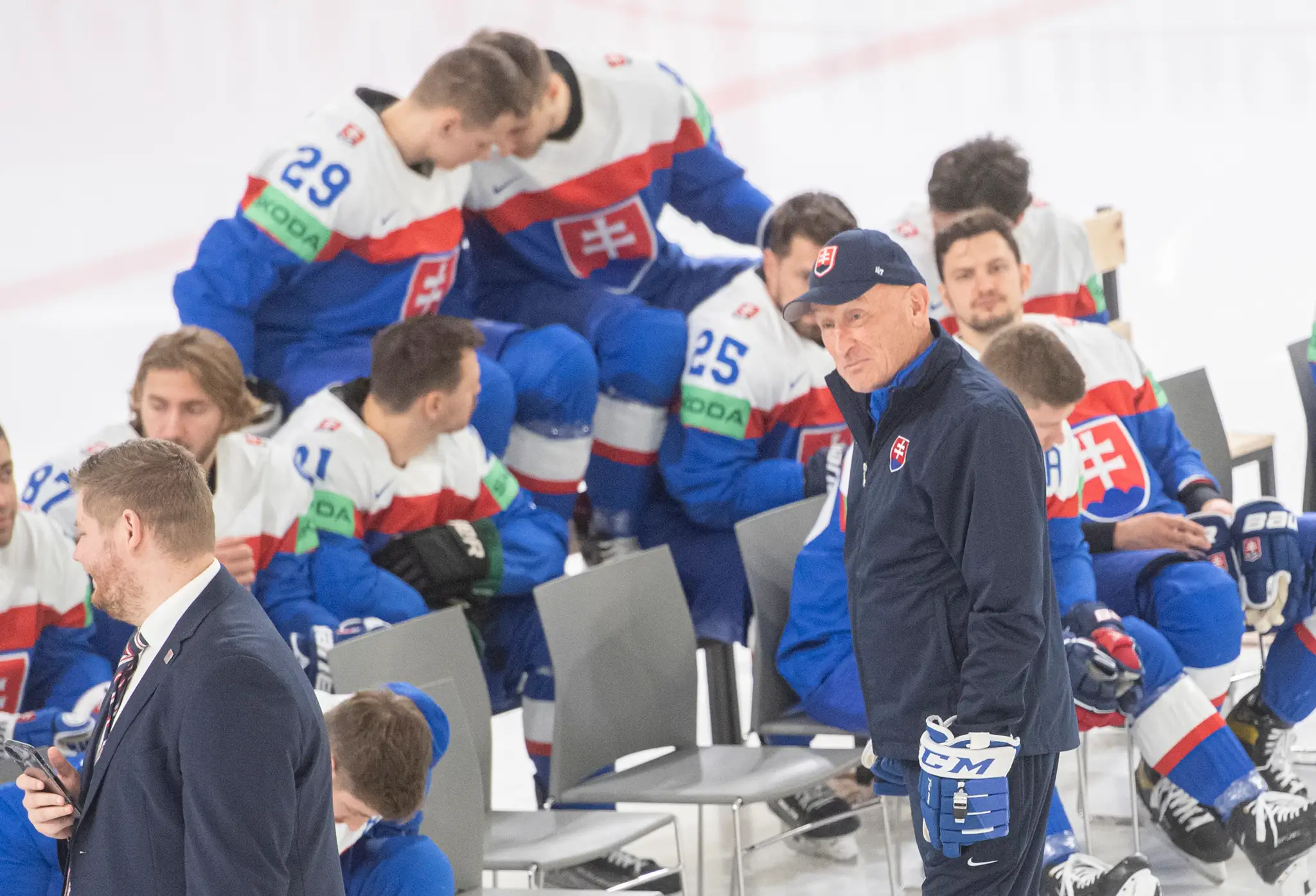 V popredí tréner hokejistov Slovenska Craig Ramsay počas spoločného tímového fotenia na MS 2023.