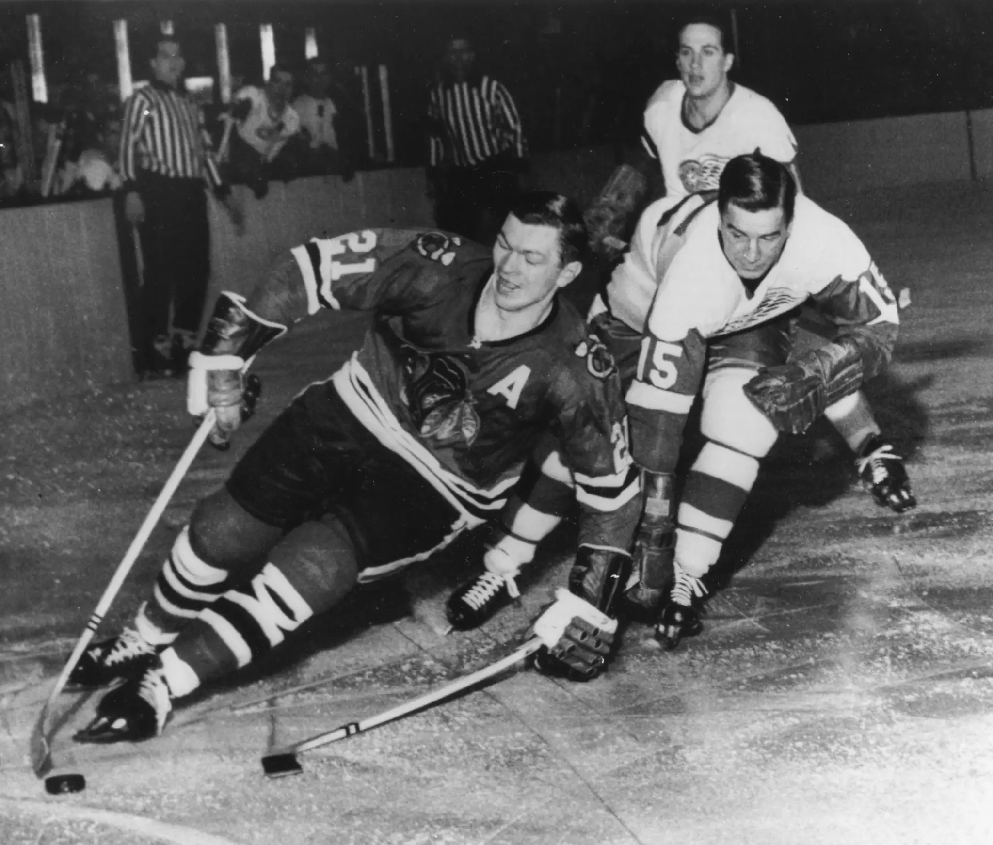 Stan Mikita na archívnej snímke z roku 1965 v súboji o puk s Tedom Lindsayom (Detroit Red Wings).