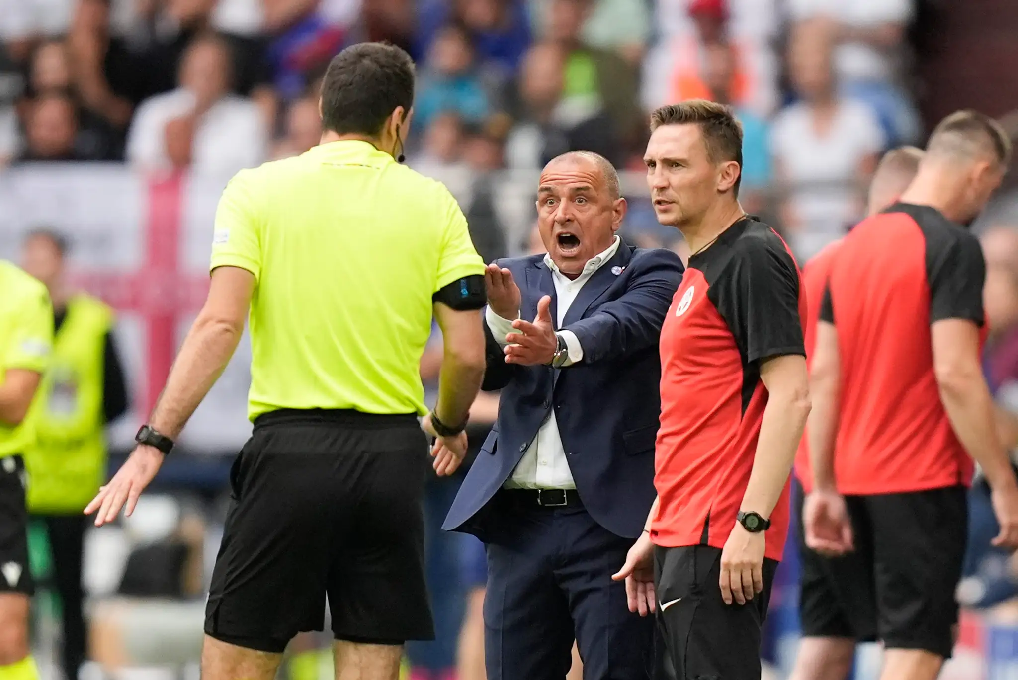 Kouč Slovenska Francesco Calzona diskutuje s rozhodcom v osemfinále ME 2024 proti Anglicku.