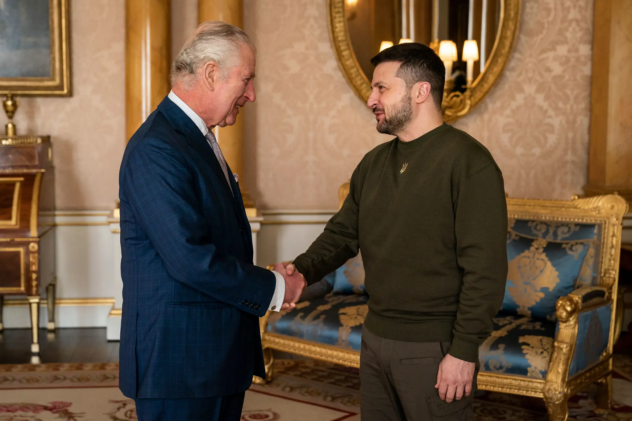 Britský kráľ Karol III. a ukrajinský prezident Volodymyr Zelenskyj počas audiencie v Londýne.