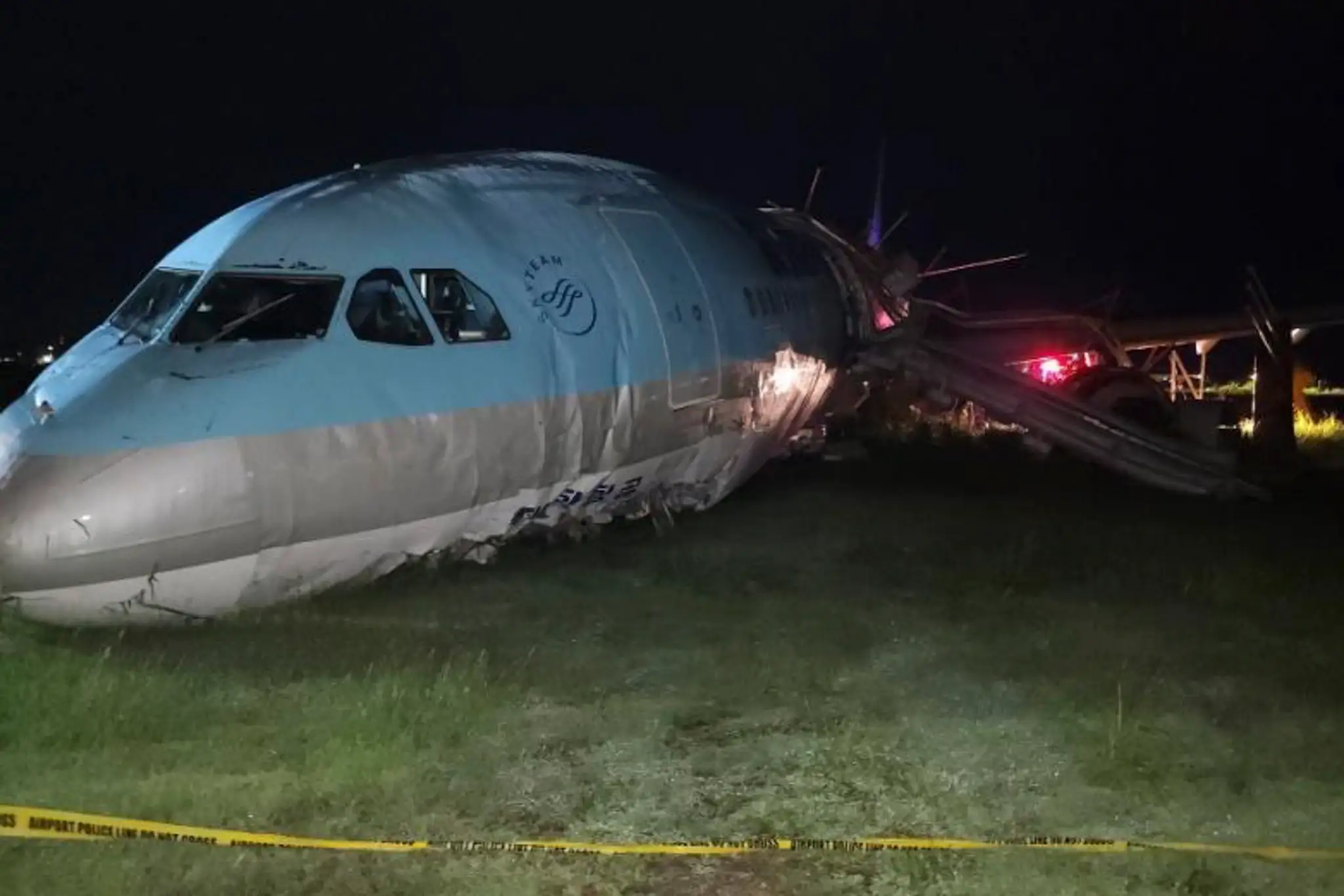 Poškodené lietadlo po incidente.