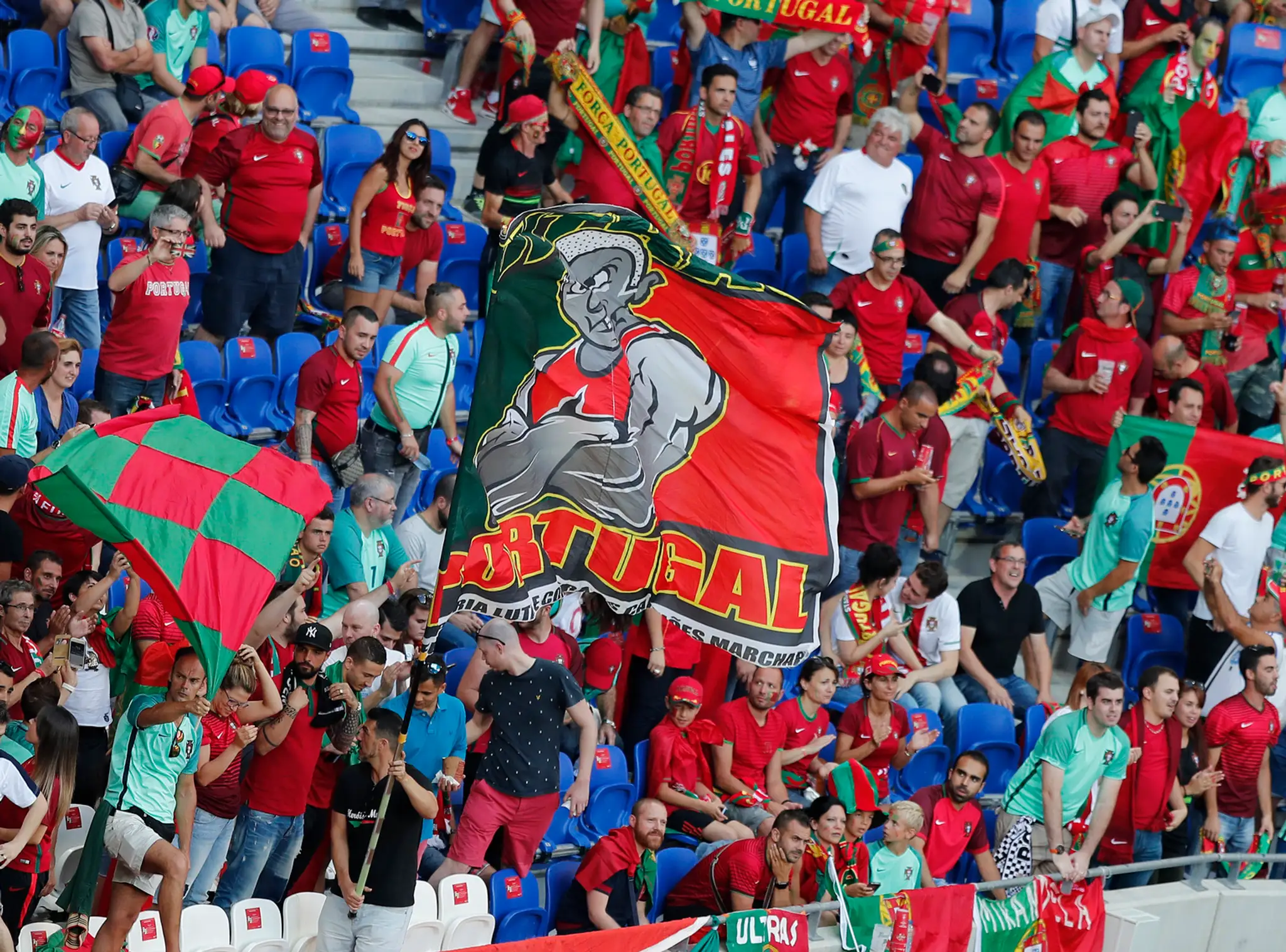 Portugalskí priaznivci so zástavou krajiny pred semifinále ME proti Walesu.