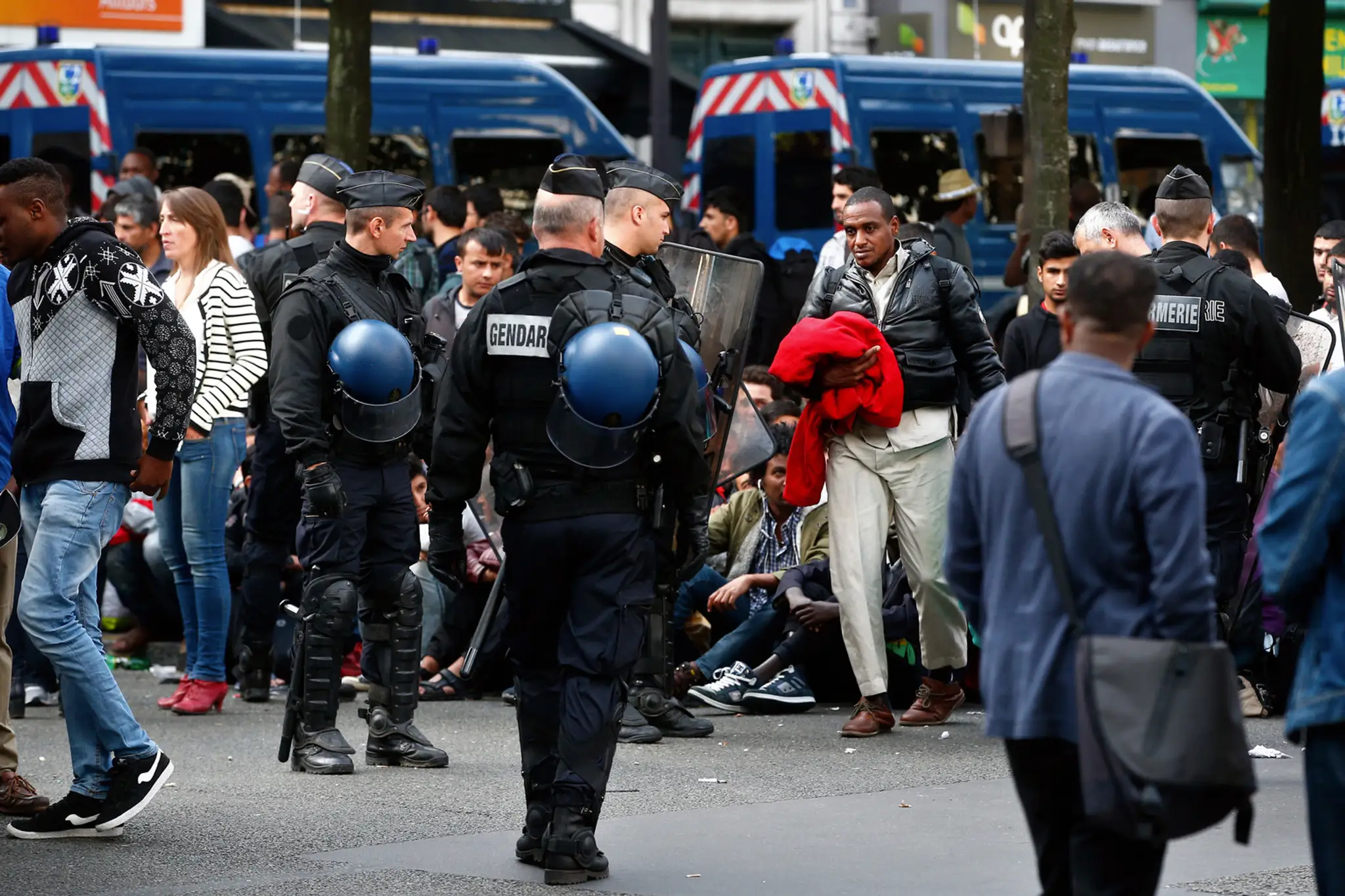 Francúzska polícia vysťahovala niekoľko stoviek migrantov, ktorí si bez povolenia postavili stanový tábor.