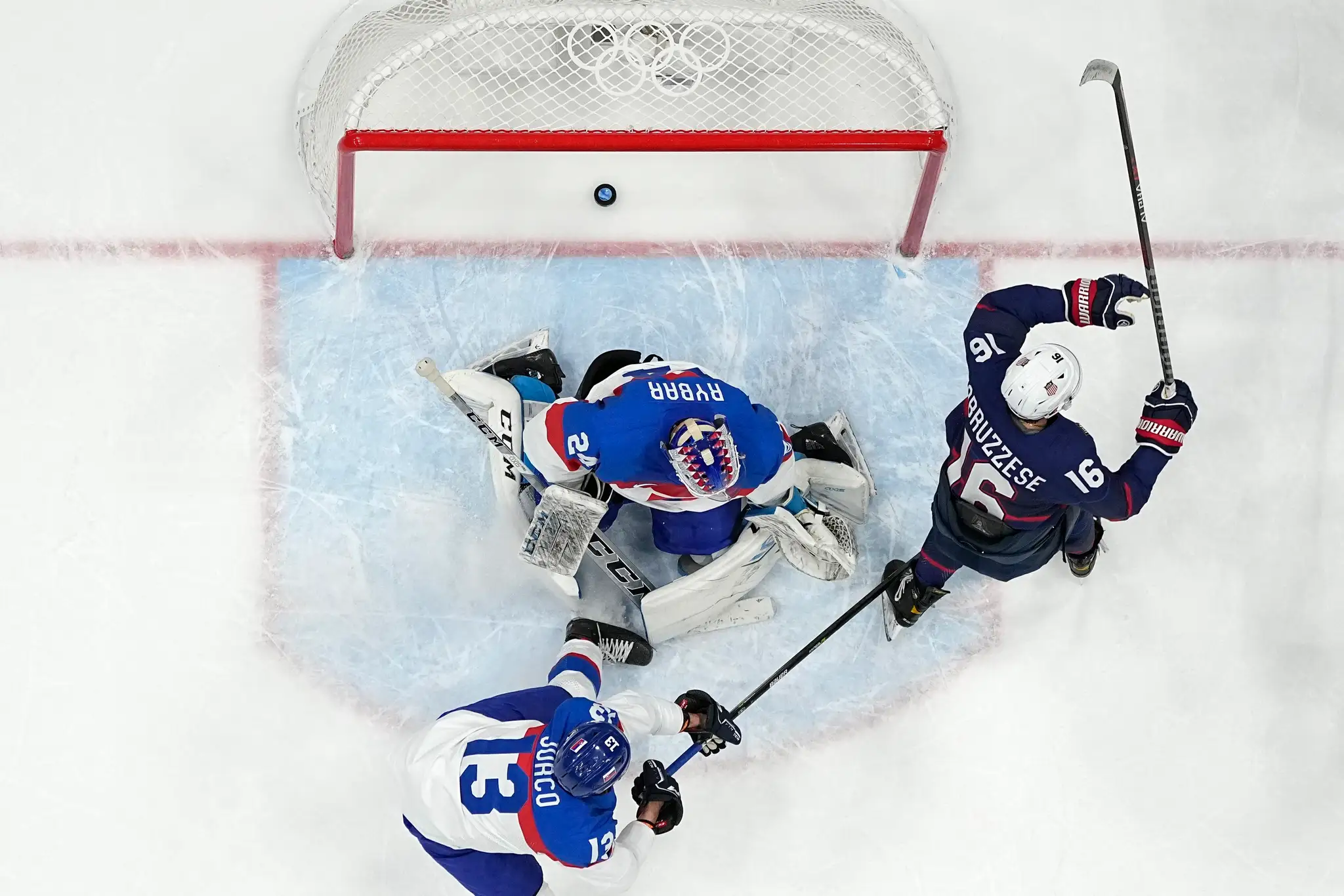 Američan Nick Abruzzese oslavuje gól proti Slovensku vo štvrťfinále ZOH 2022.