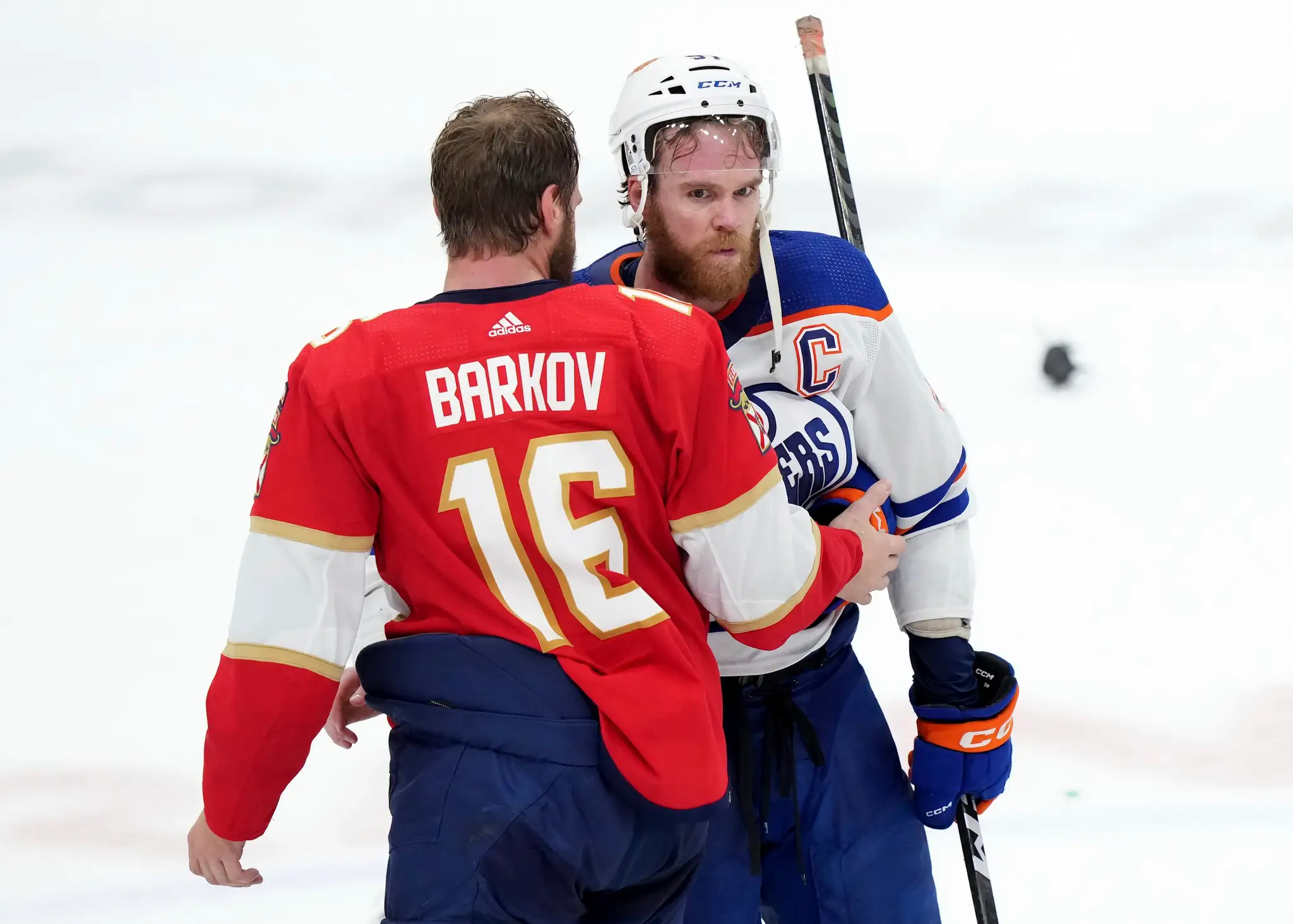 Kapitán Edmontonu Connor McDavid (vpravo) v debate s kolegom z Floridy Aleksanderom Barkovom po rozhodujúcom zápase finále NHL.