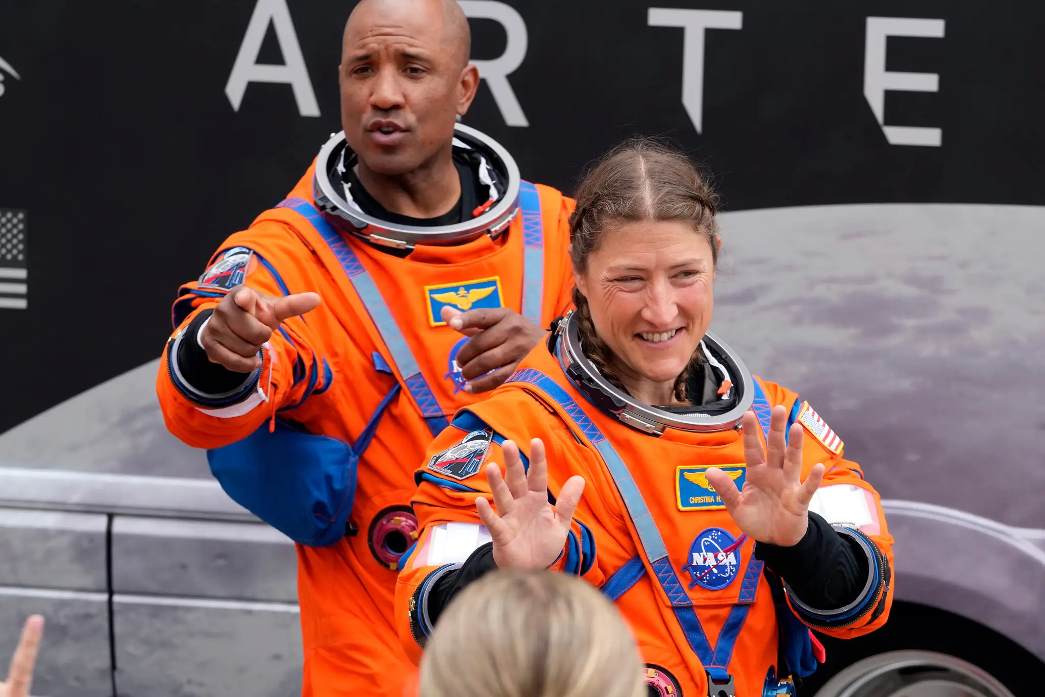 Astronauti pred odchodom na štartovaciu rampu