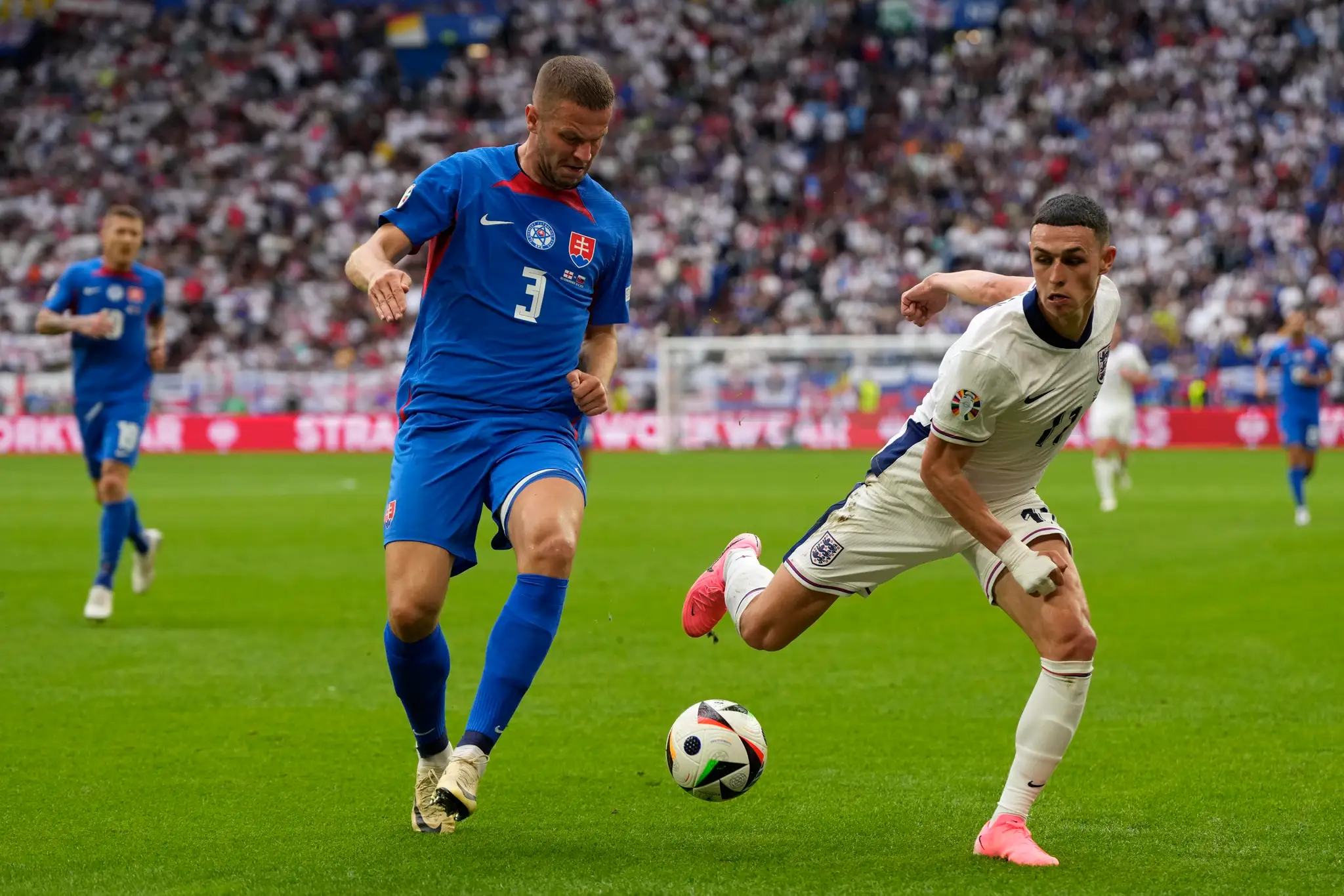 Sprava Angličan Phil Foden a Denis Vavro v osemfinále ME 2024.