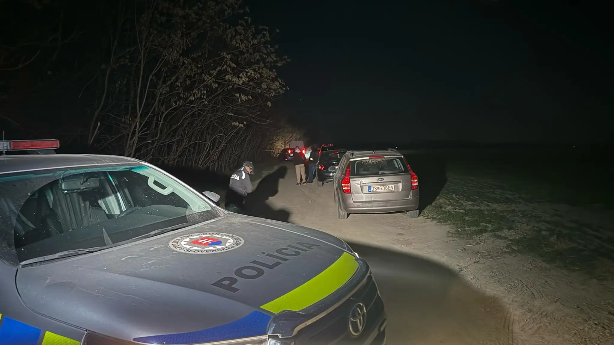 Telo mŕtvej ženy našli medzi stromami neďaleko lesnej cesty.