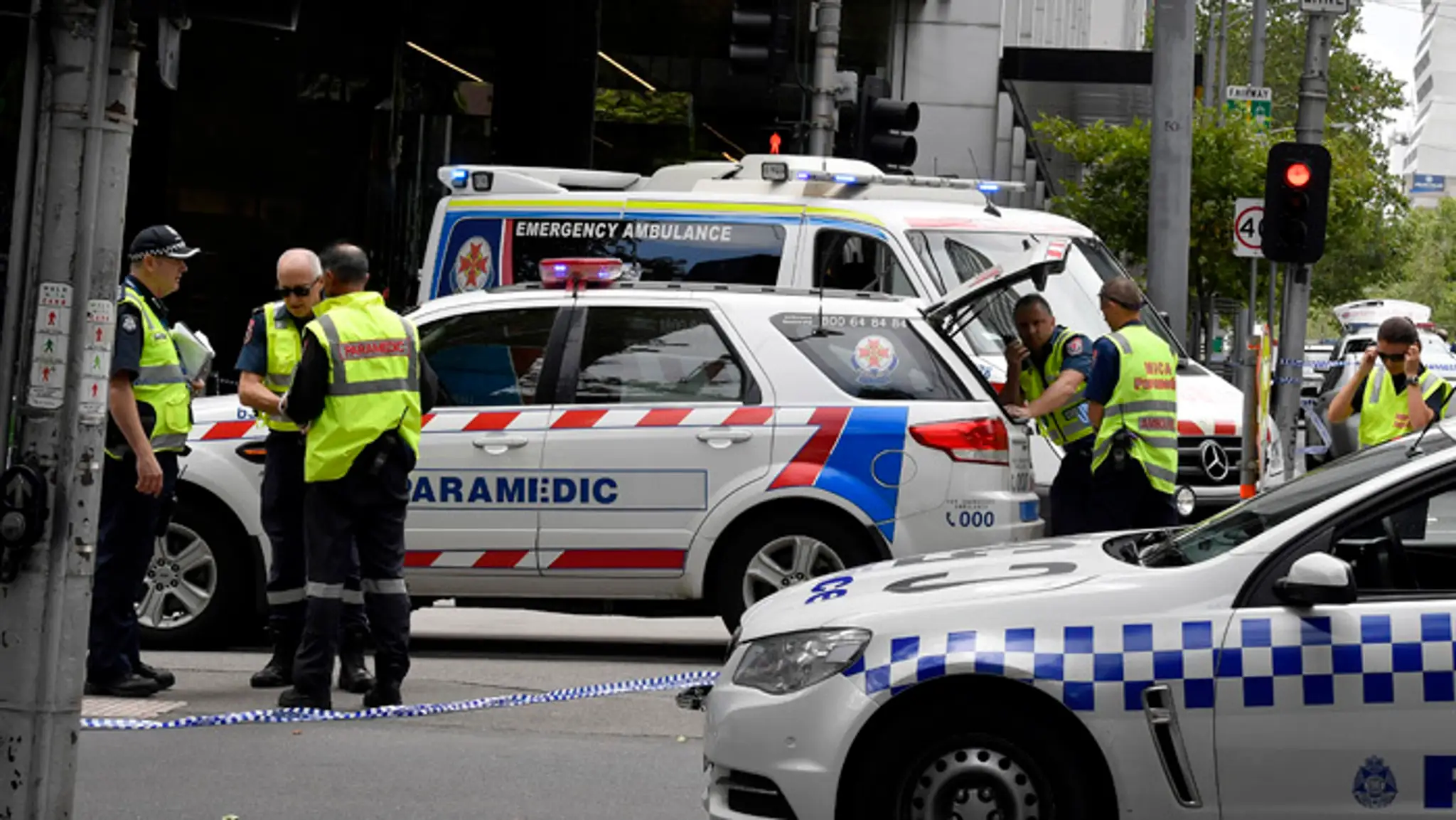 Do ľudí na chodníku v austrálskom Melbourne vrazilo auto.