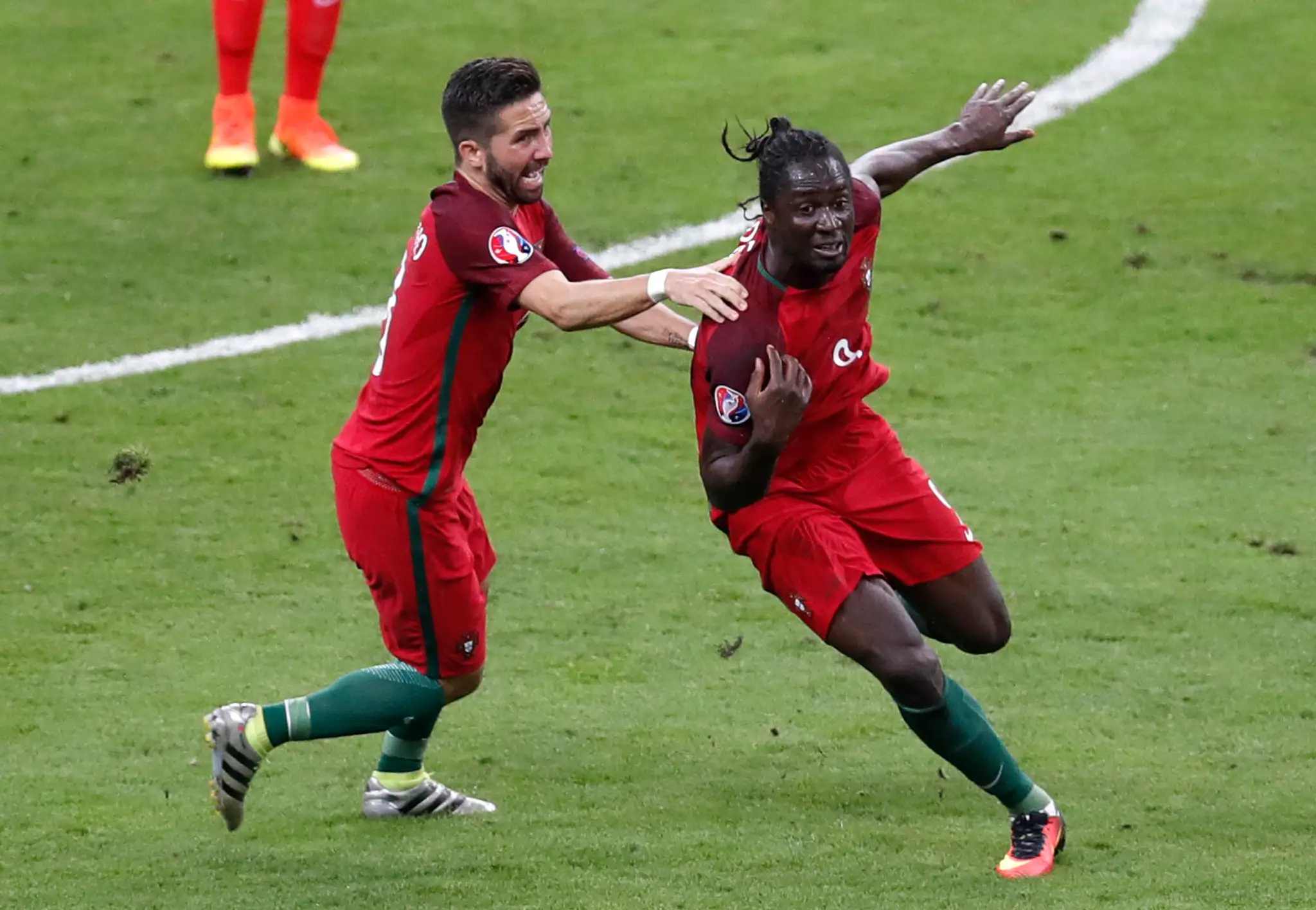 Portugalčan Éder (vpravo) sa teší z gólu v predĺžení finále ME proti Francúzsku.