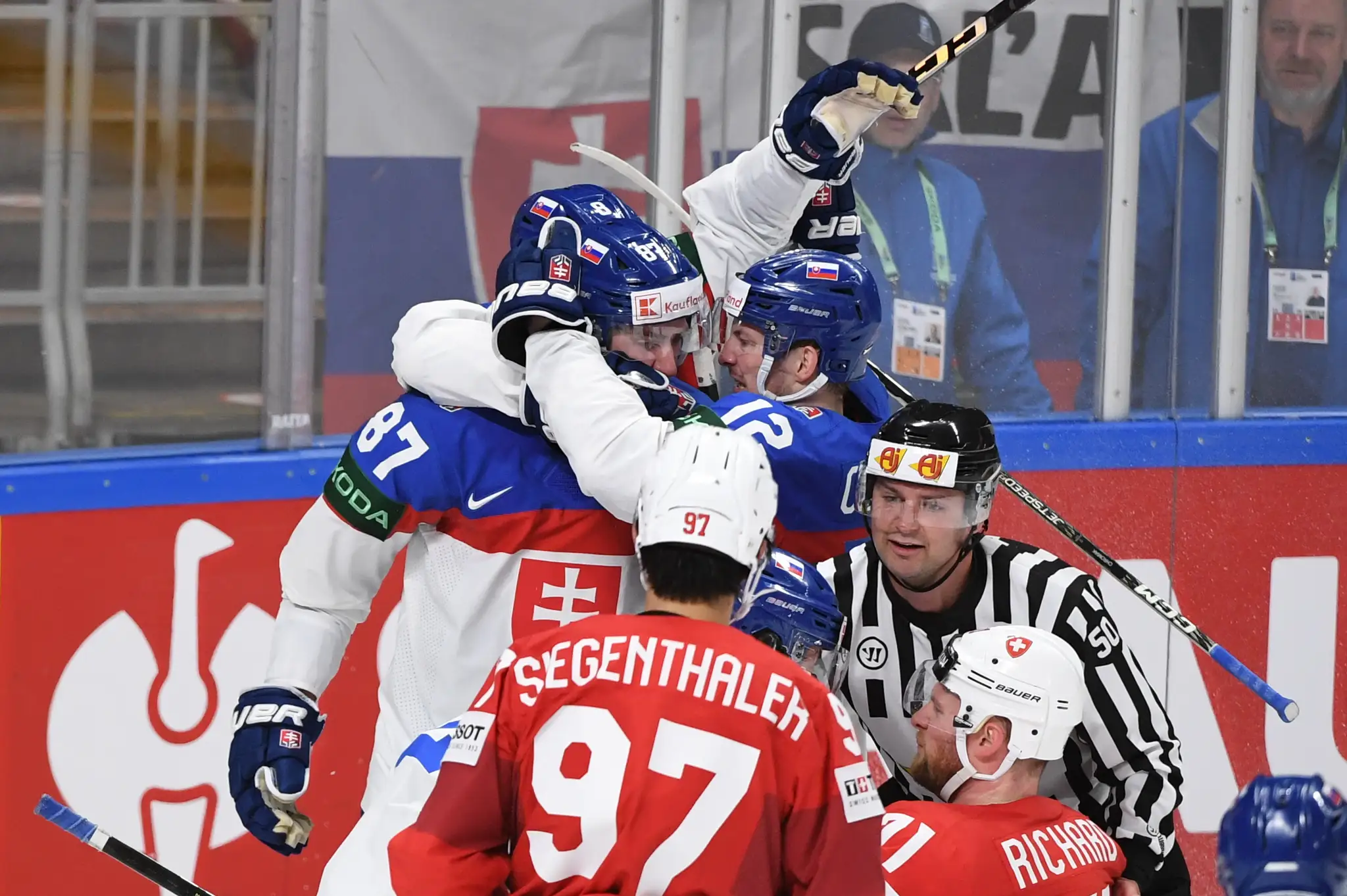 Slovenskí hokejisti sa tešia po góle Pavla Regendu na 2:2.