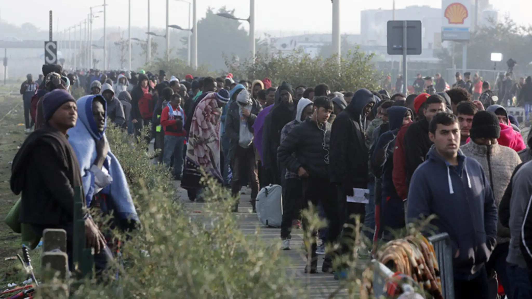 Migranti sa sťahujú z tábora v Calais.