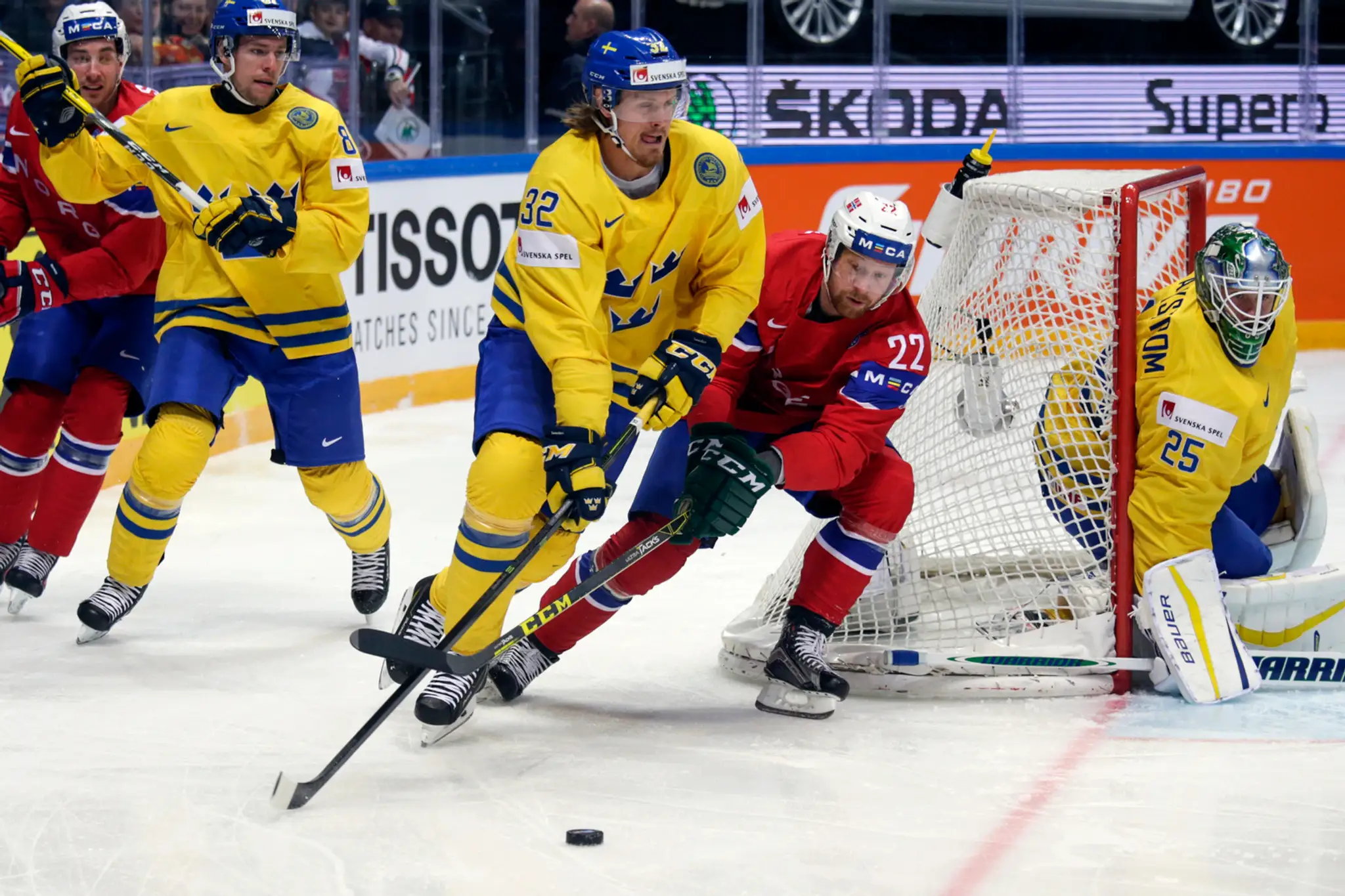 Na snímke uprostred švédsky obranca Magnus Nygren, druhý sprava nórsky útočník Martin Roymark v zápase A-skupiny hokejových MS v