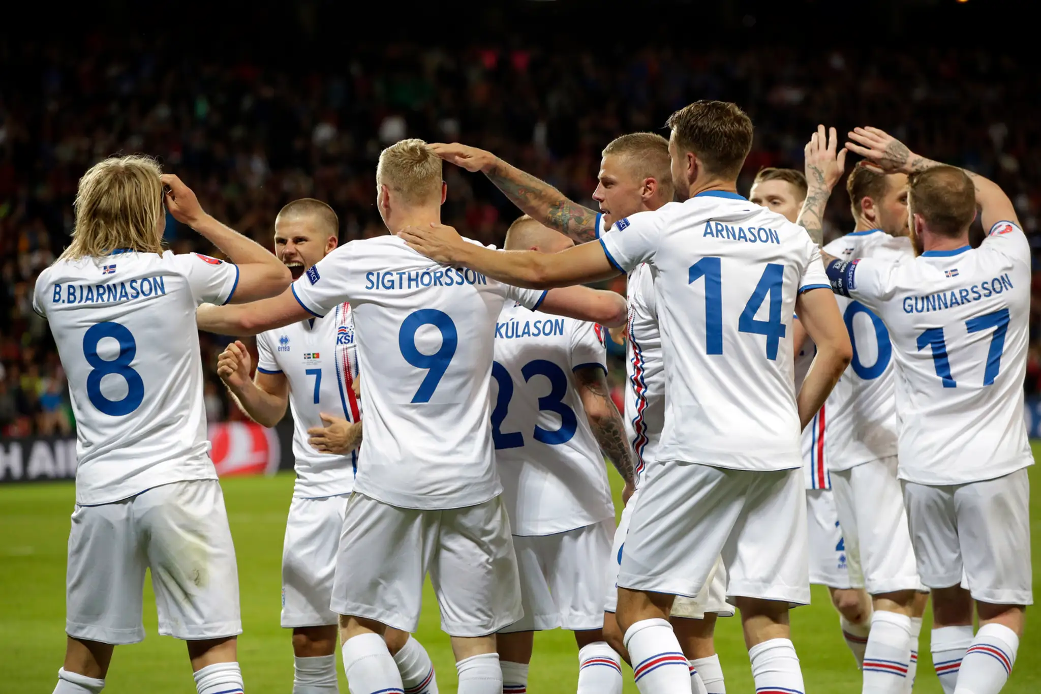 Islandská skupinka radujúcich sa hráčov po vyrovnávajúcom góle v sieti Portugalska na ME vo Francúzsku.
