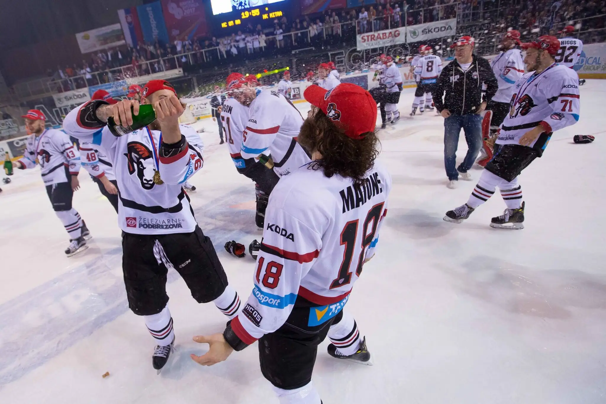 Na snímke hráči HC'05 iClinic Banská Bystrica oslavujú zisk historicky prvého majstrovského titulu