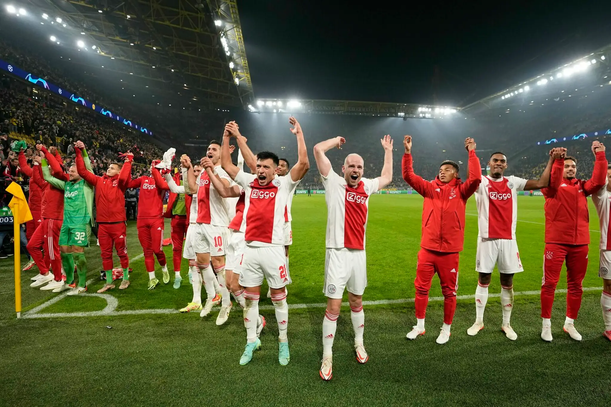 Hráči Ajaxu oslavujú triumf v dueli LM na pôde Dortmundu.