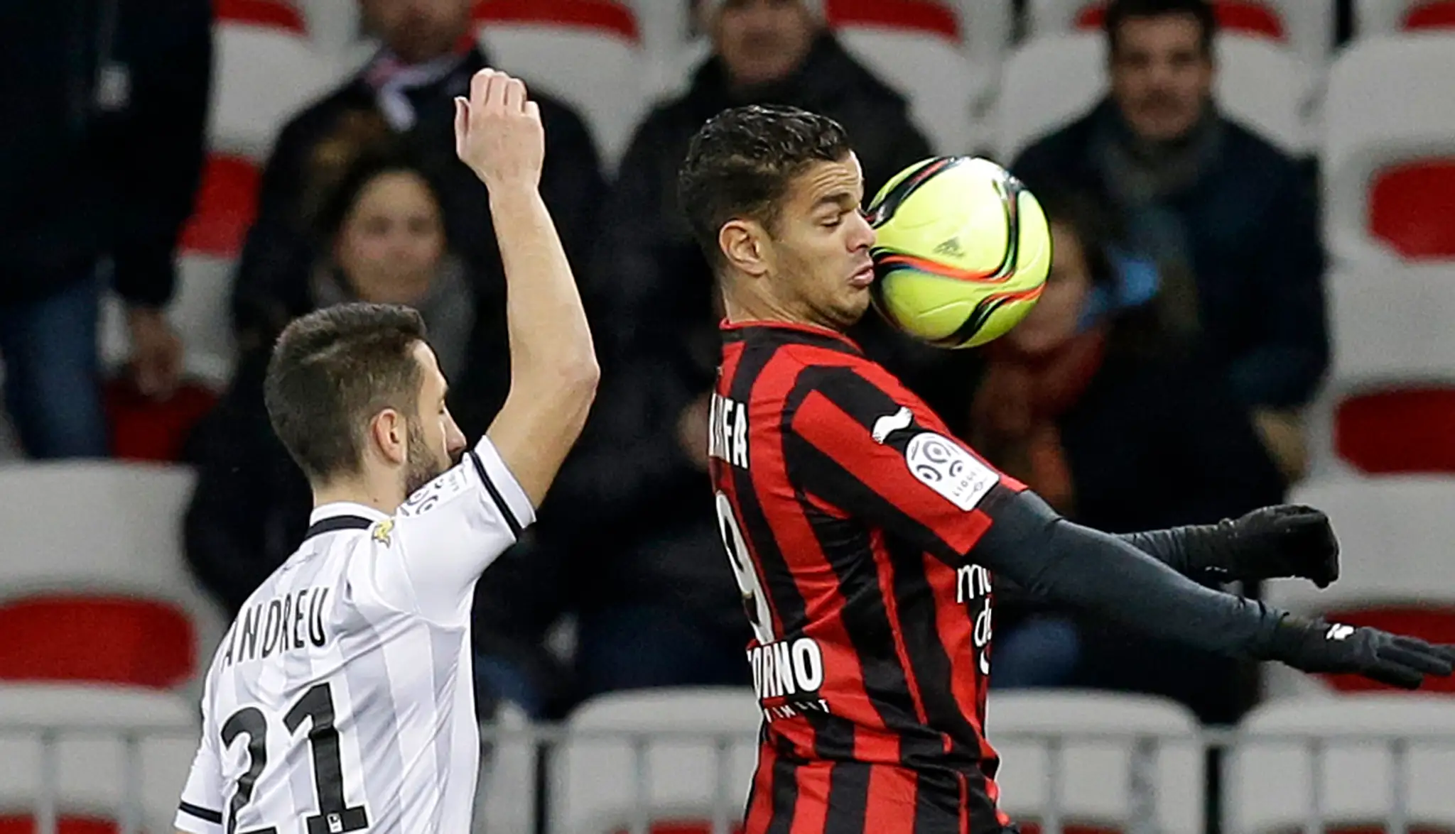 Futbalista Nice Hatem Ben Arfa a hráč Angers Gael Angoula počas zápasu najvyššej francúzskej ligy Nice - Angers.