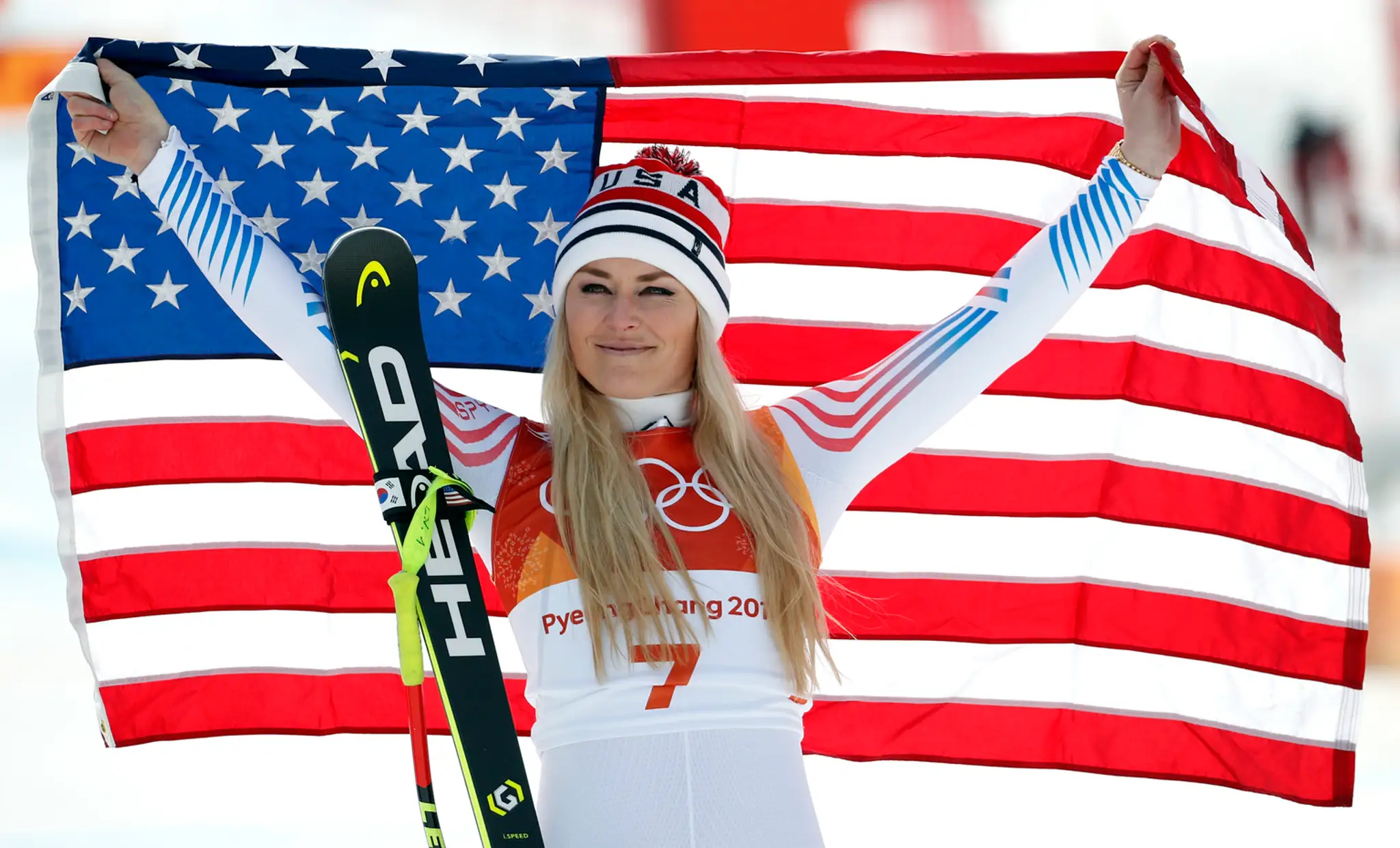 Americká lyžiarka Lindsey Vonnová oslavuje bronz v zjazde na ZOH 2018.