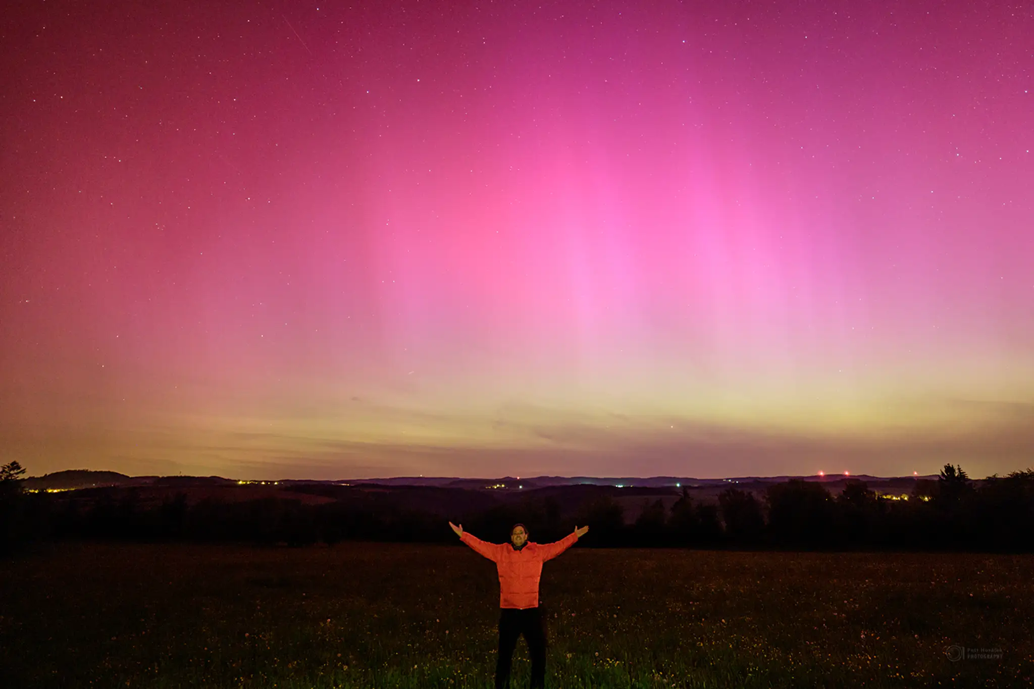 Polárna žiara i takzvaný aurorálny anjel nad obcou Záhořice.