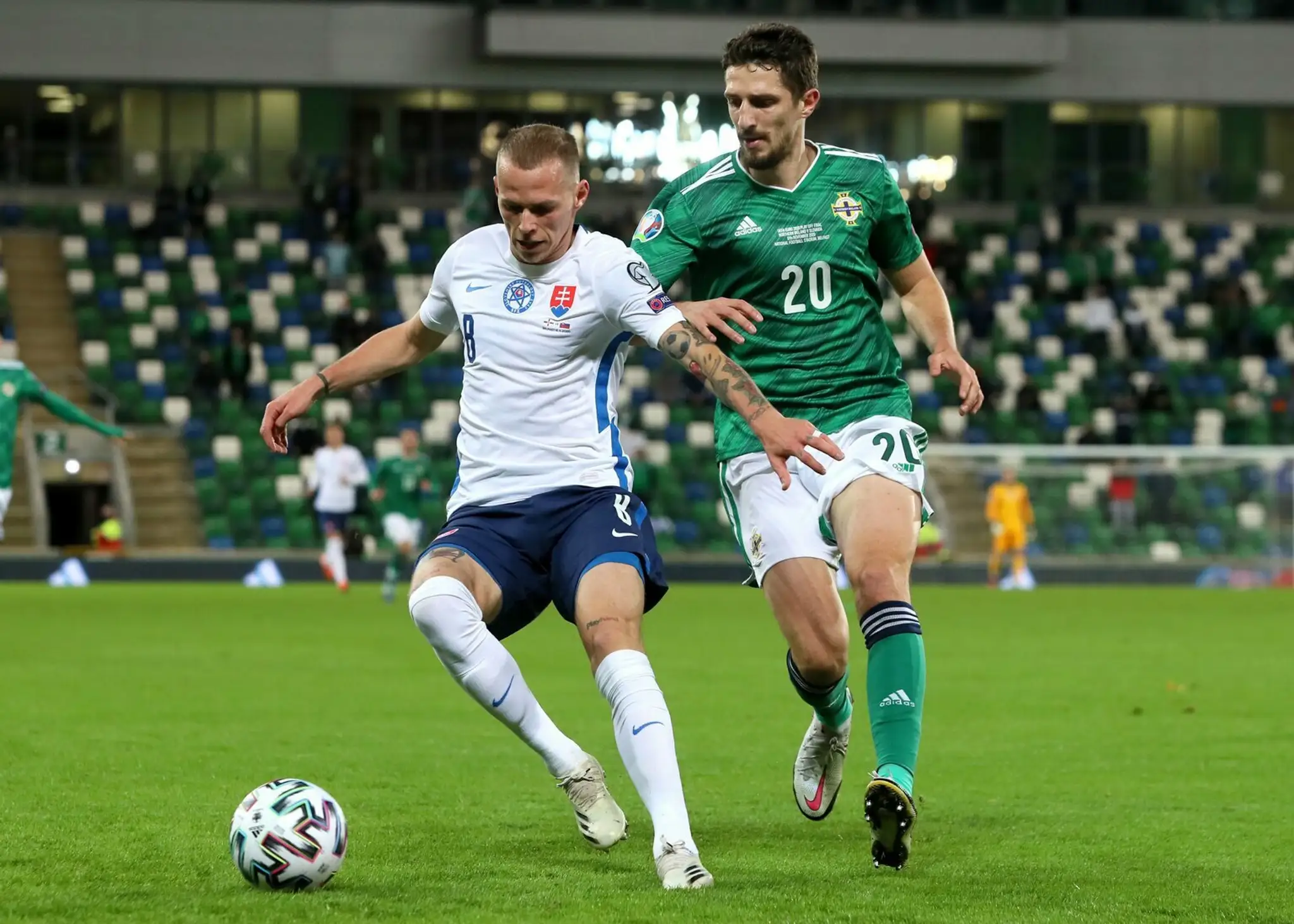 Juraj Kucka (vľavo) sa teší so spoluhráčmi po strelení úvodného gólu vo finále play off EURO 20