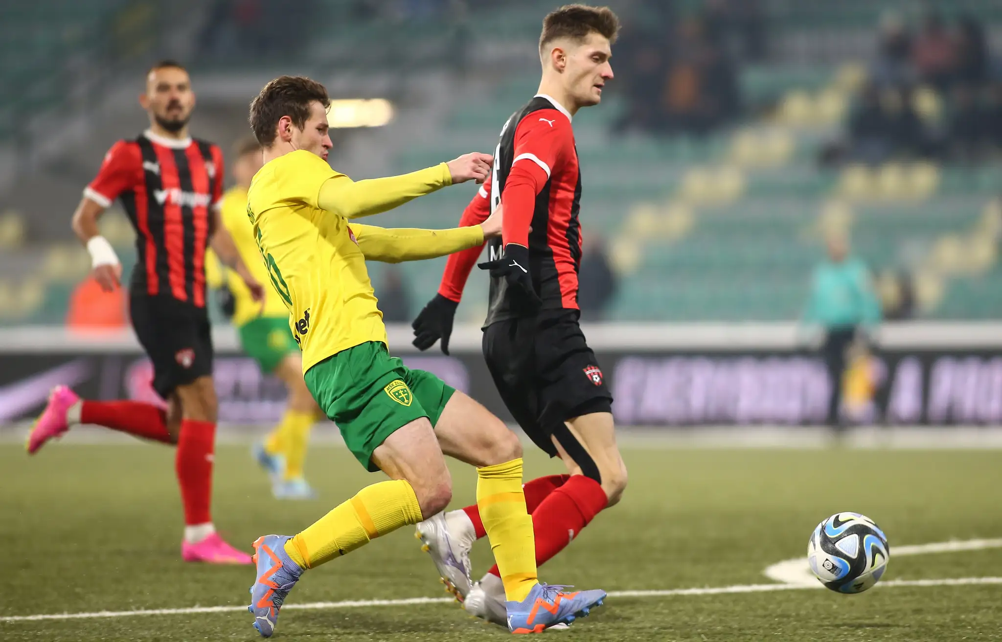 Zľava v súboji o loptu Patrik Iľko (Žilina) a Sebastian Kóša (Trnava) v 17. kole Niké ligy.