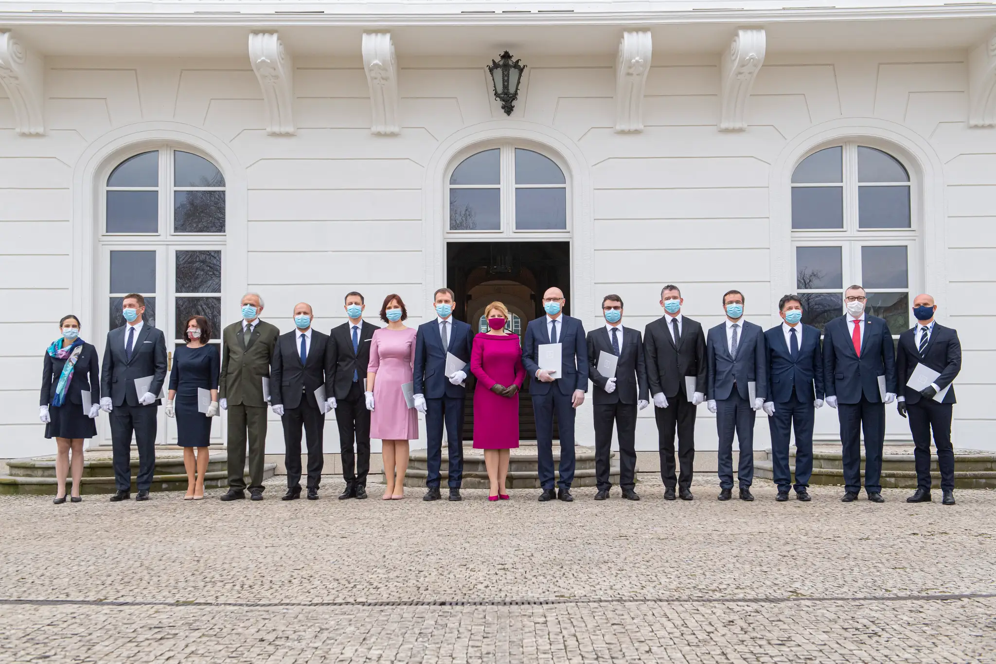 Členovia vlády SR po vymenovaní pred Prezidentským palácom (21.3.2020)
