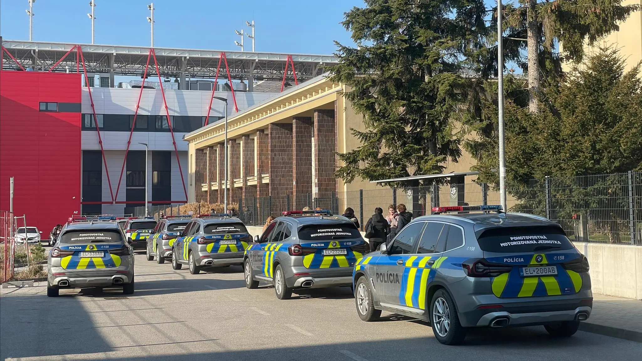 Na snímke množstvo policajných áut pred budovou Trenčianskej univerzity Alexandra Dubčeka.