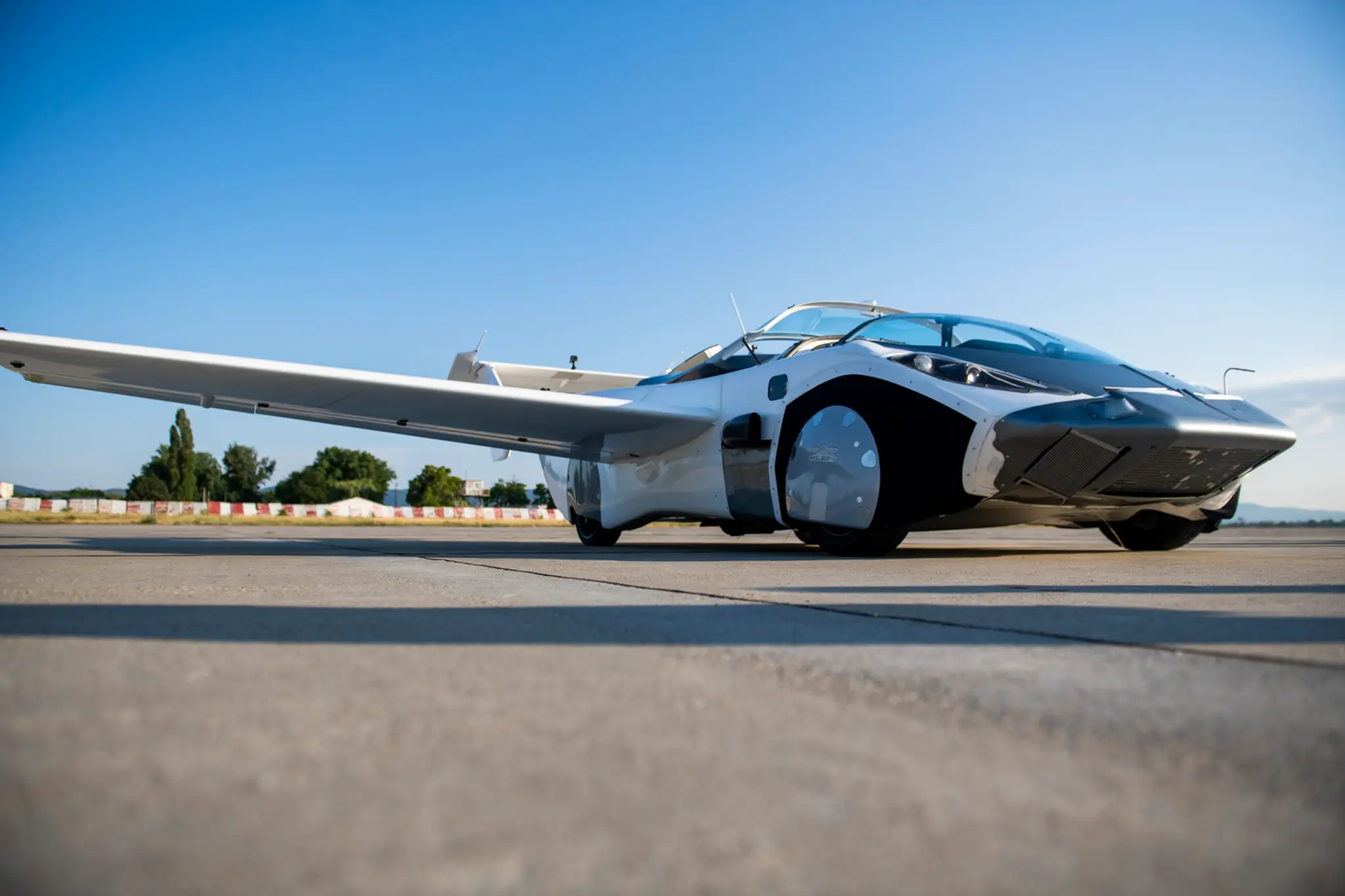 Lietajúce auto Aircar po prvý raz absolvovalo let medzi dvoma medzinárodnými letiskami
