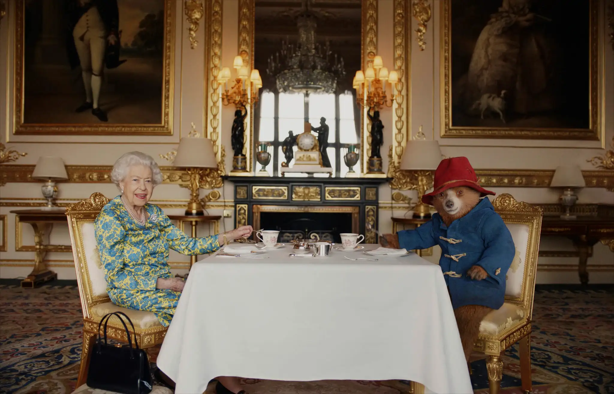 Britská kráľovná Alžbeta na čaji s postavou z filmu o medveďovi Paddingtonovi.