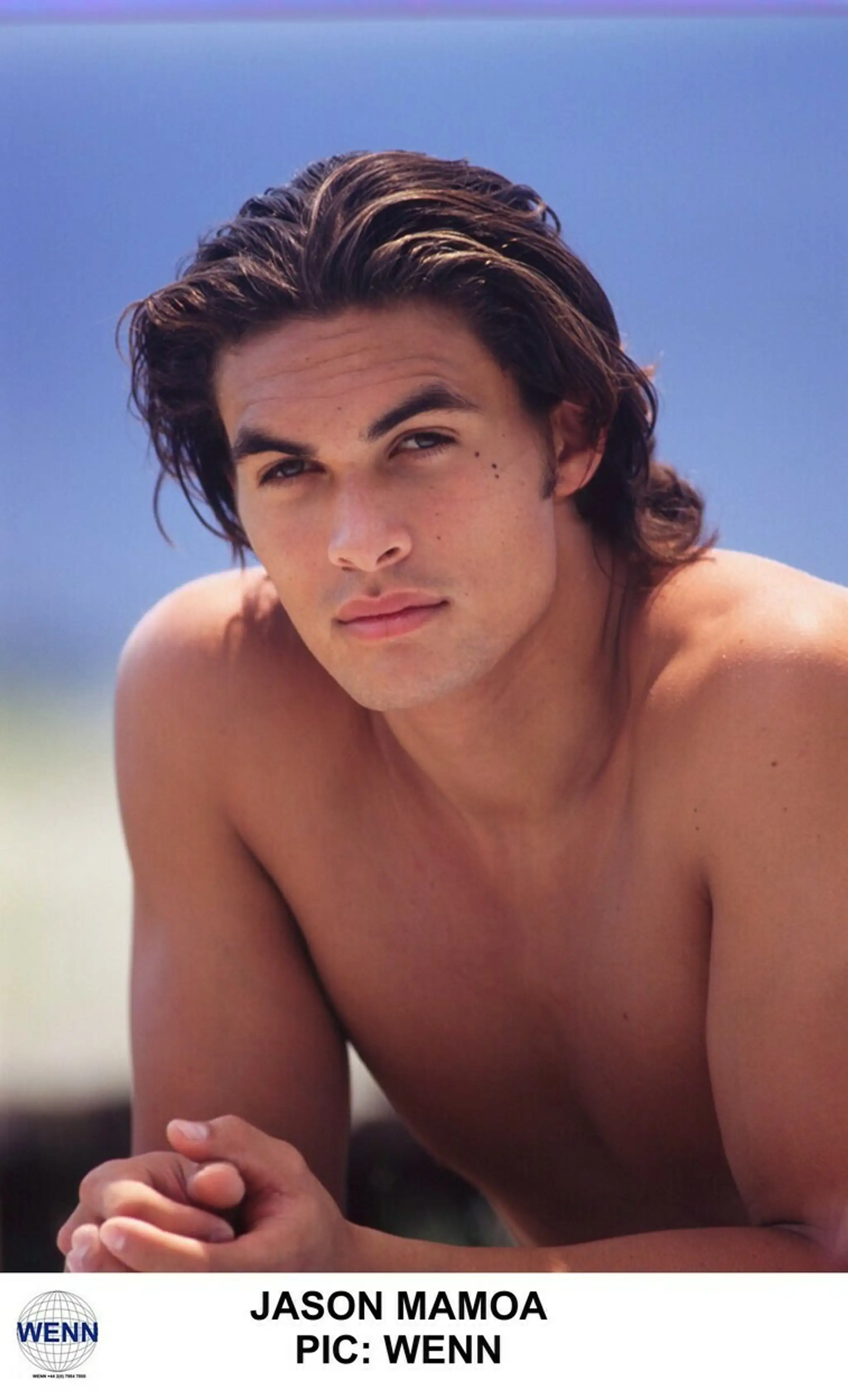 Jason Momoa ako dvadsiatnik v havajskej verzii Baywatch.