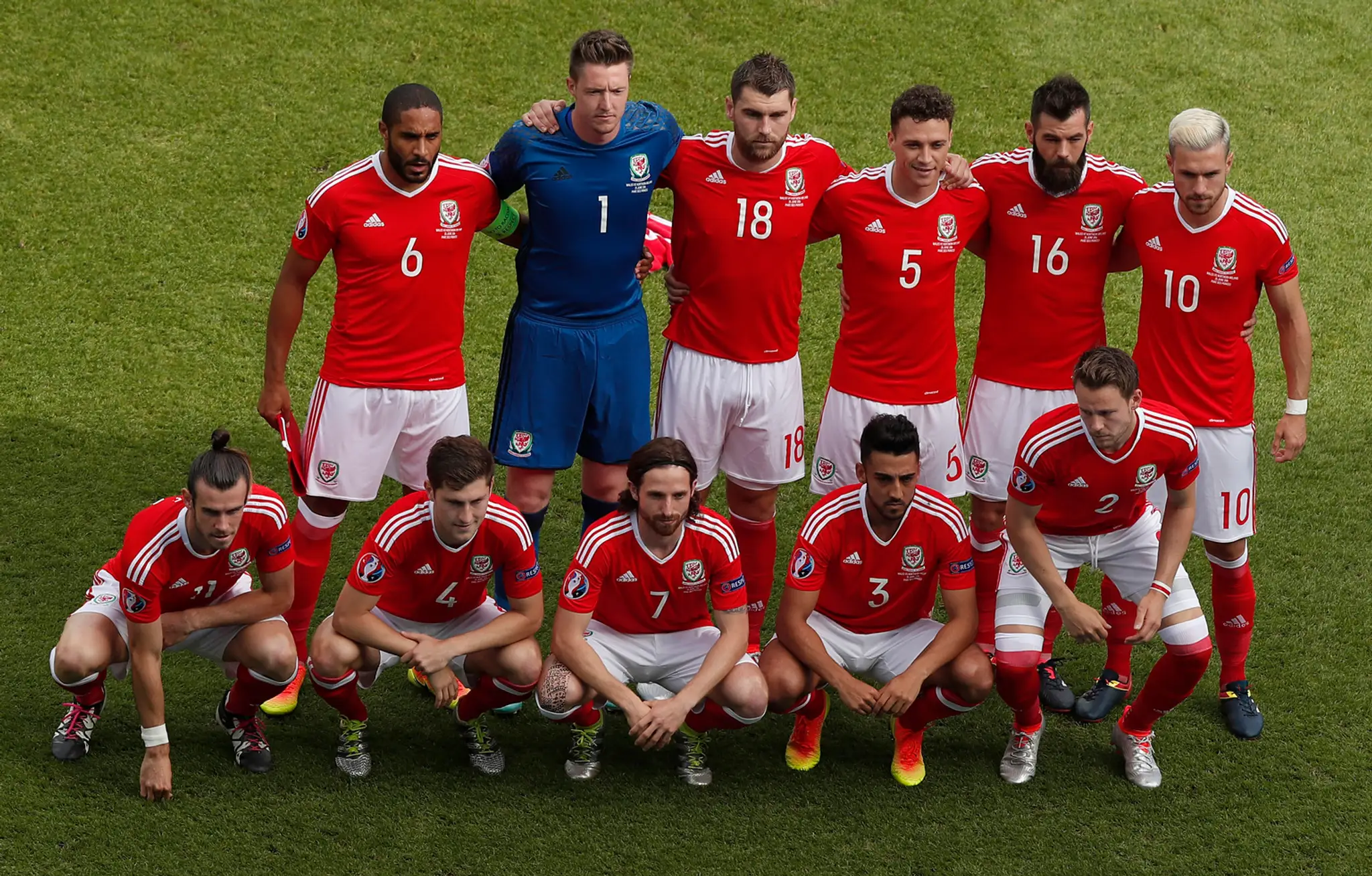 Hráči Walesu pred duelom na ME proti Walesu.