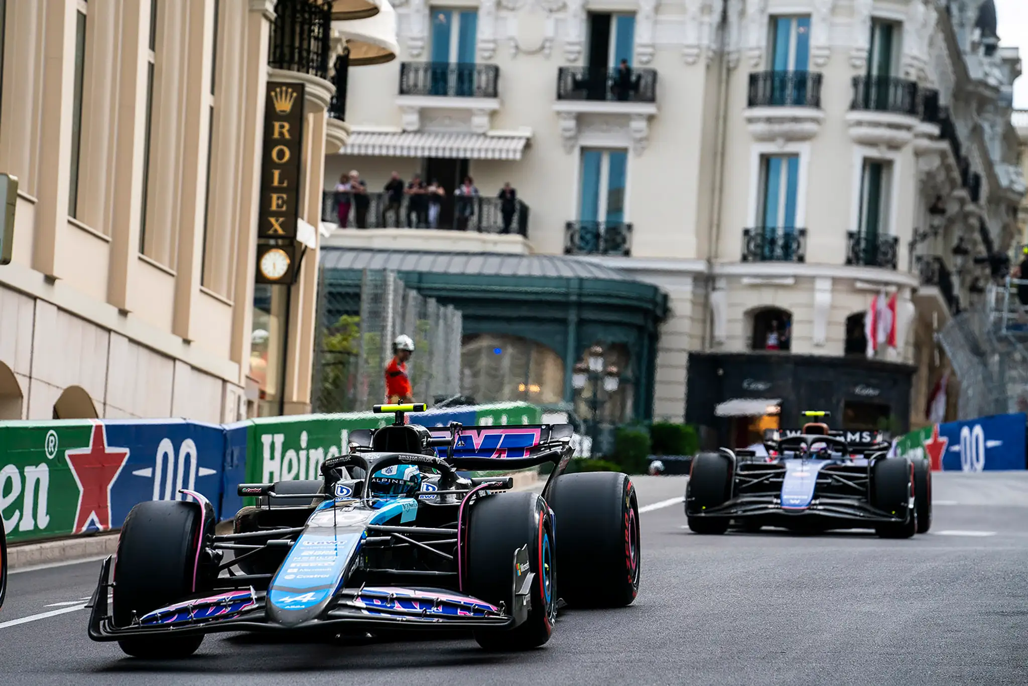 Pierre Gasly na trati v Monaku.