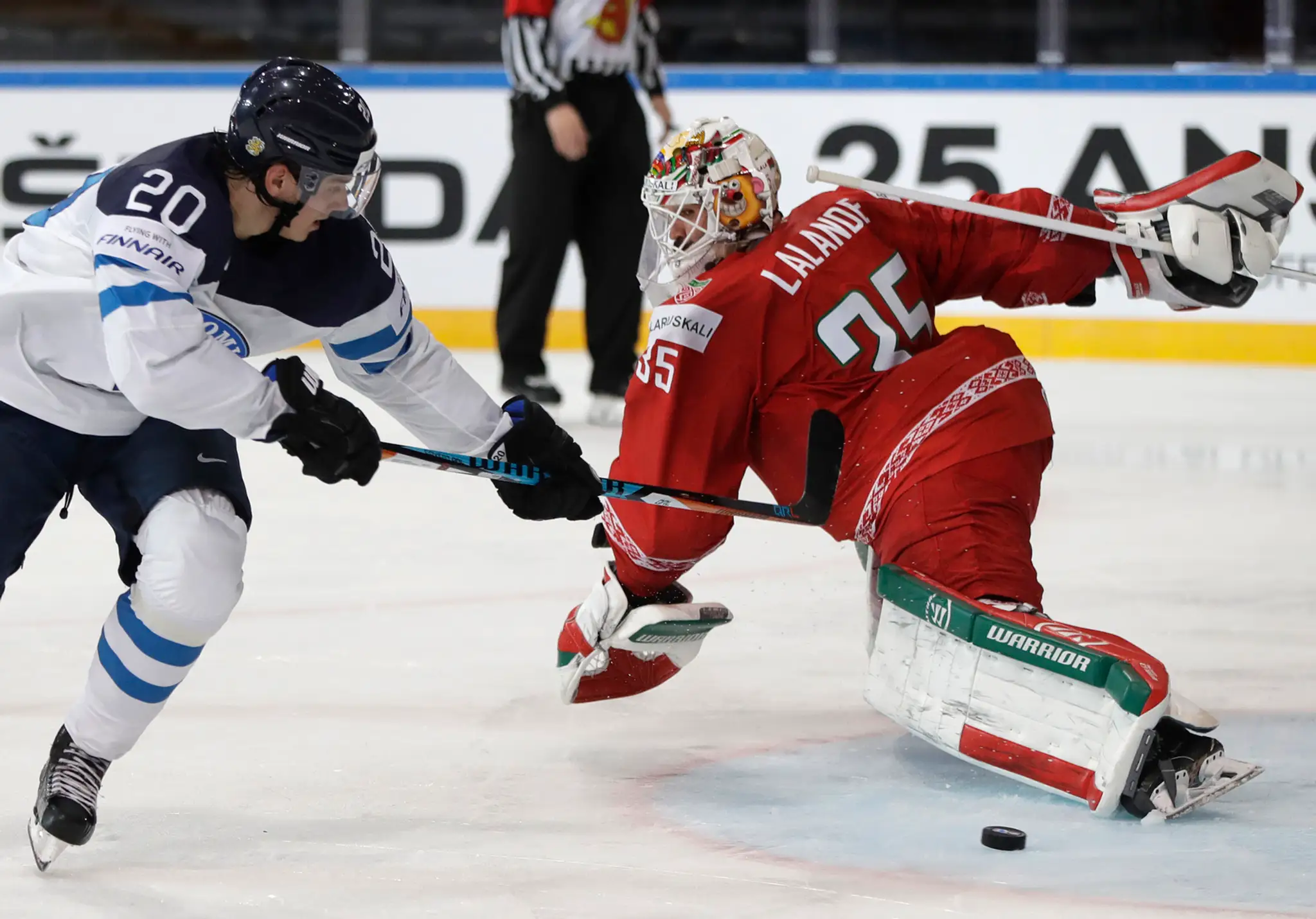 Sebastian Aho (vľavo) z Fínska sa snaží v dueli MS 2017 prekonať bieloruského gólmana Kevina Lalanda.
