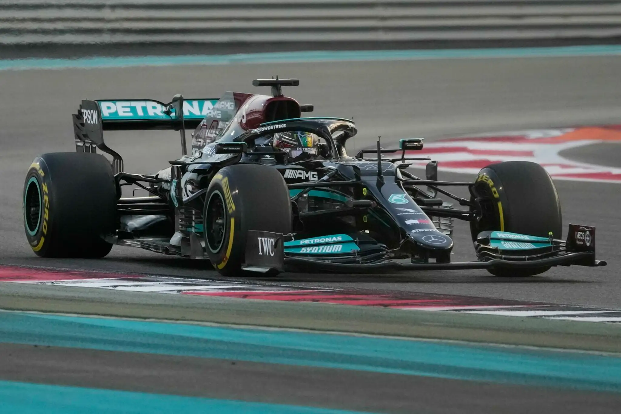 Lewis Hamilton na Mercedese na trati Veľkej ceny Abú Zabí.