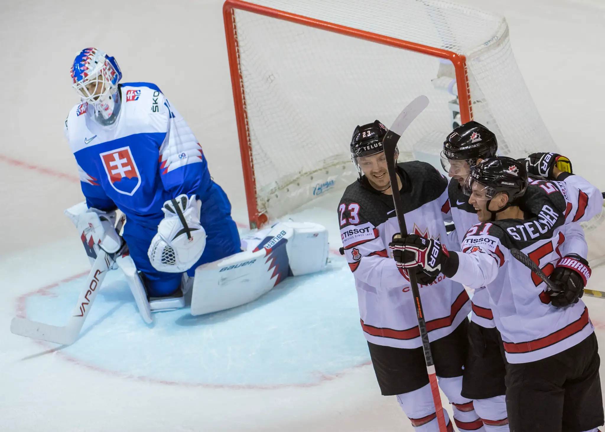 Marek Čiliak dostáva gól od Kanady v dueli na MS 2019.