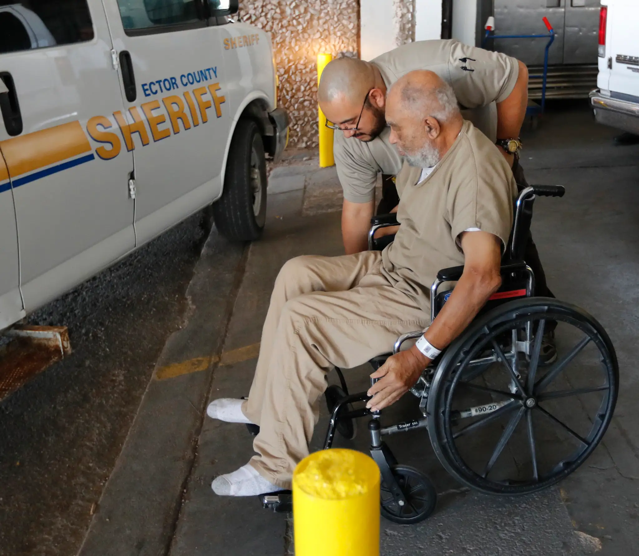 Muž je v zlom zdravotnom stave, je pripútaný na invalidný vozík.