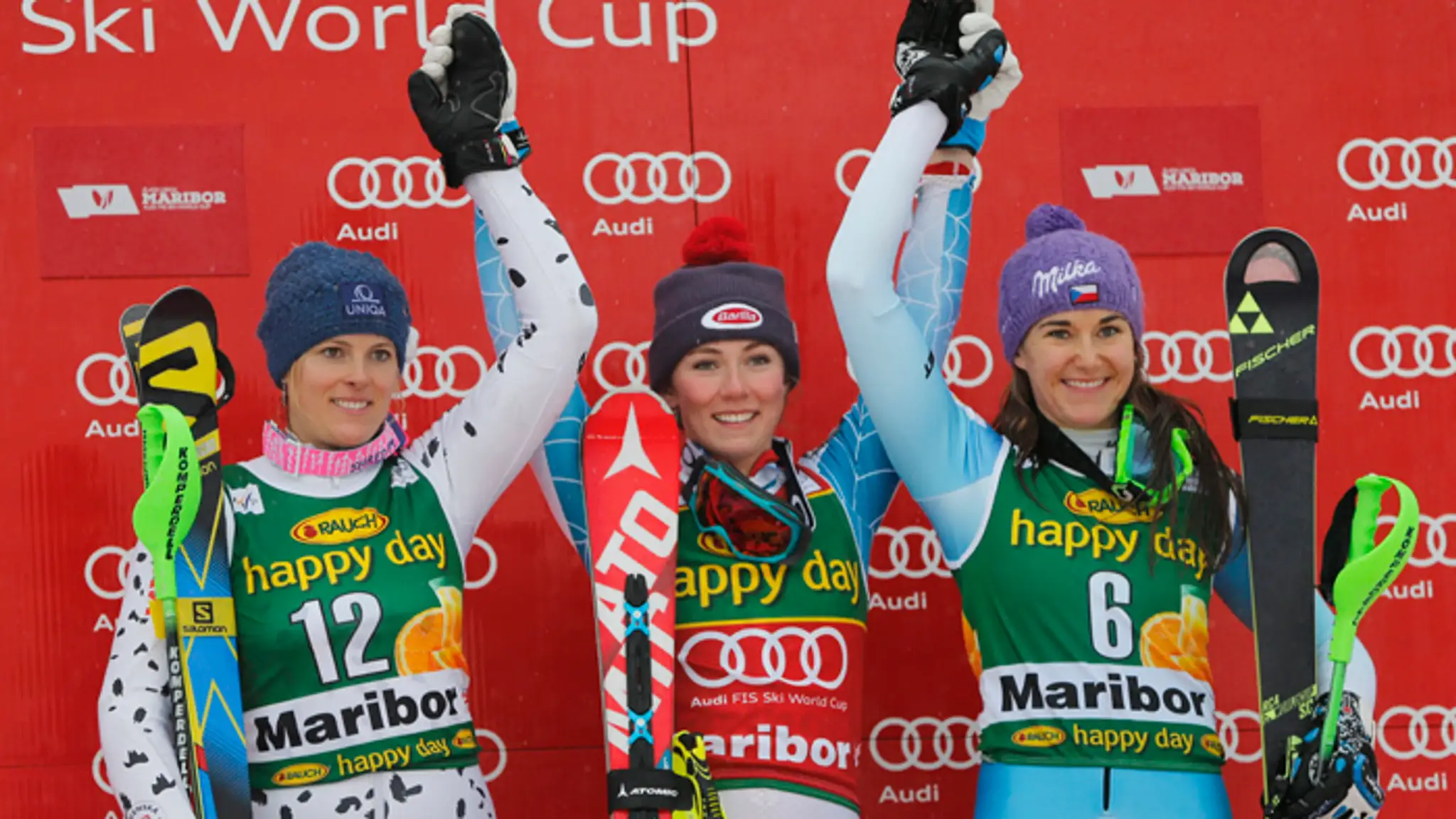 Veronika Velez Zuzulová (vľavo)s Mikaelou Shiffrinovou a Šárkou Strachovou na stupni víťazov.
