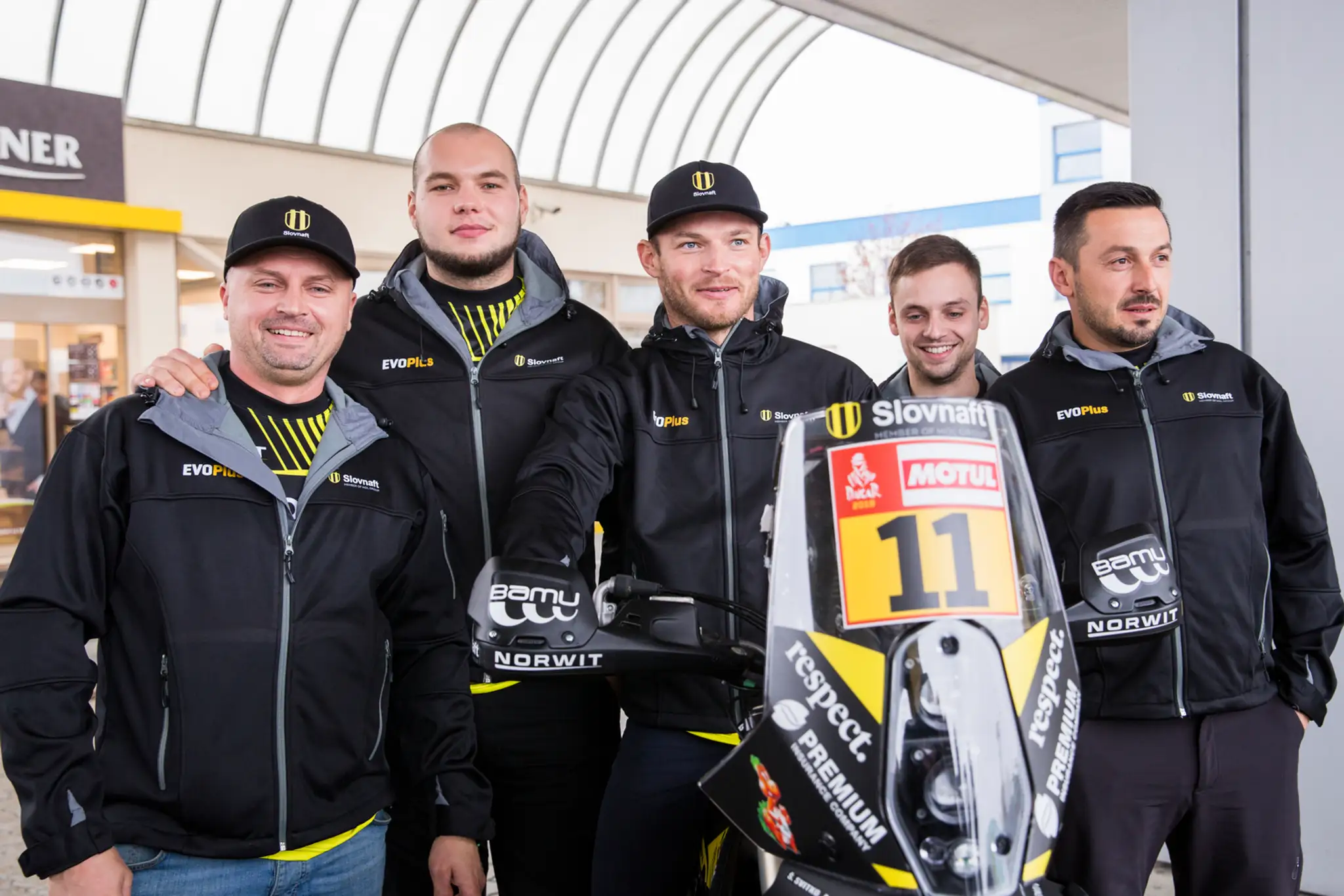 Zľava mechanik Zlatoš Novosad, asistenčný šofér Dominik Guľáš, motocyklový pretekár Štefan Svitko, asistenčný šofér Dominik Žažo