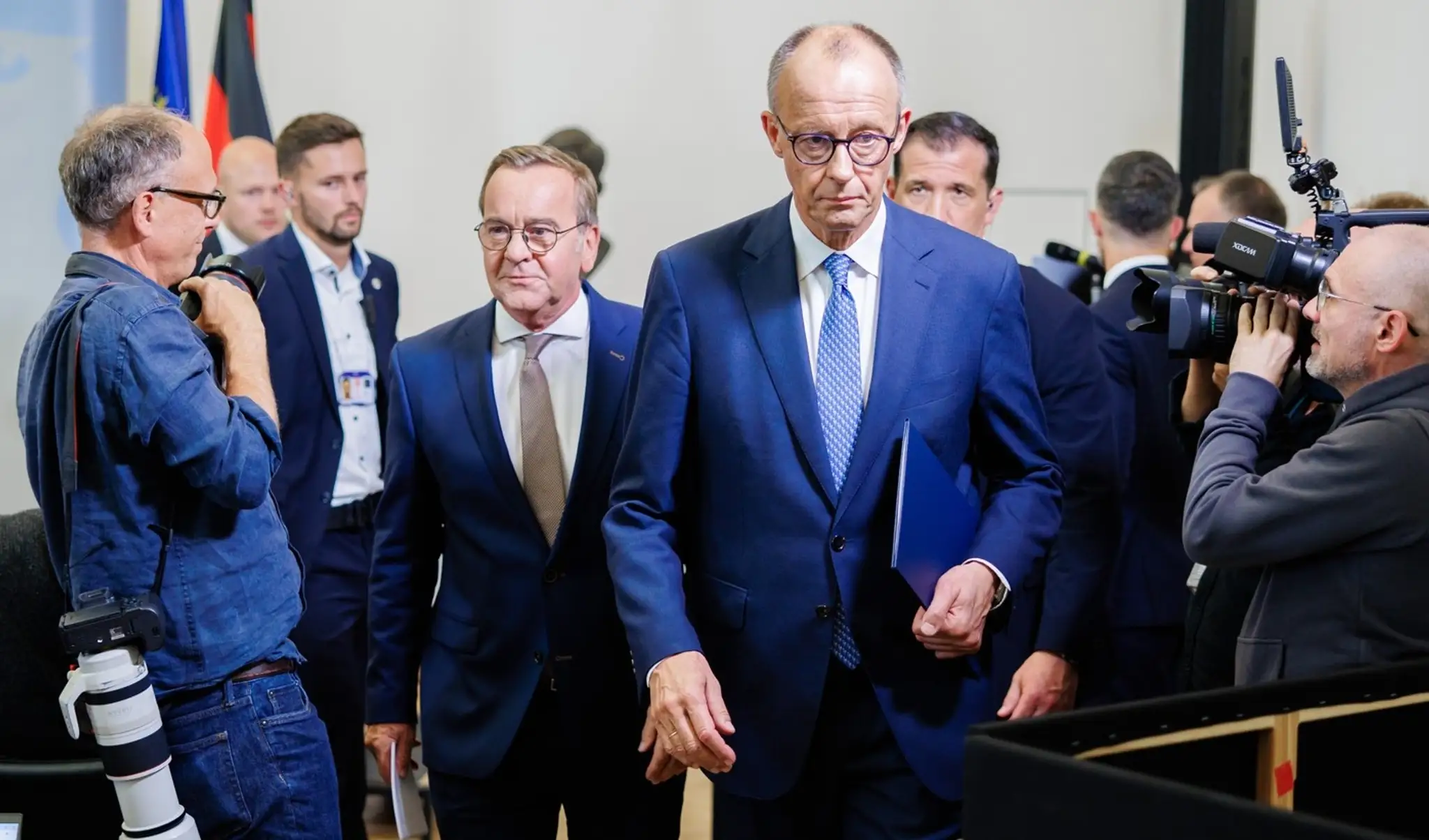 Nemecký minister obrany Boris Pistorius a nemecký kancelár Friedrich Merz.