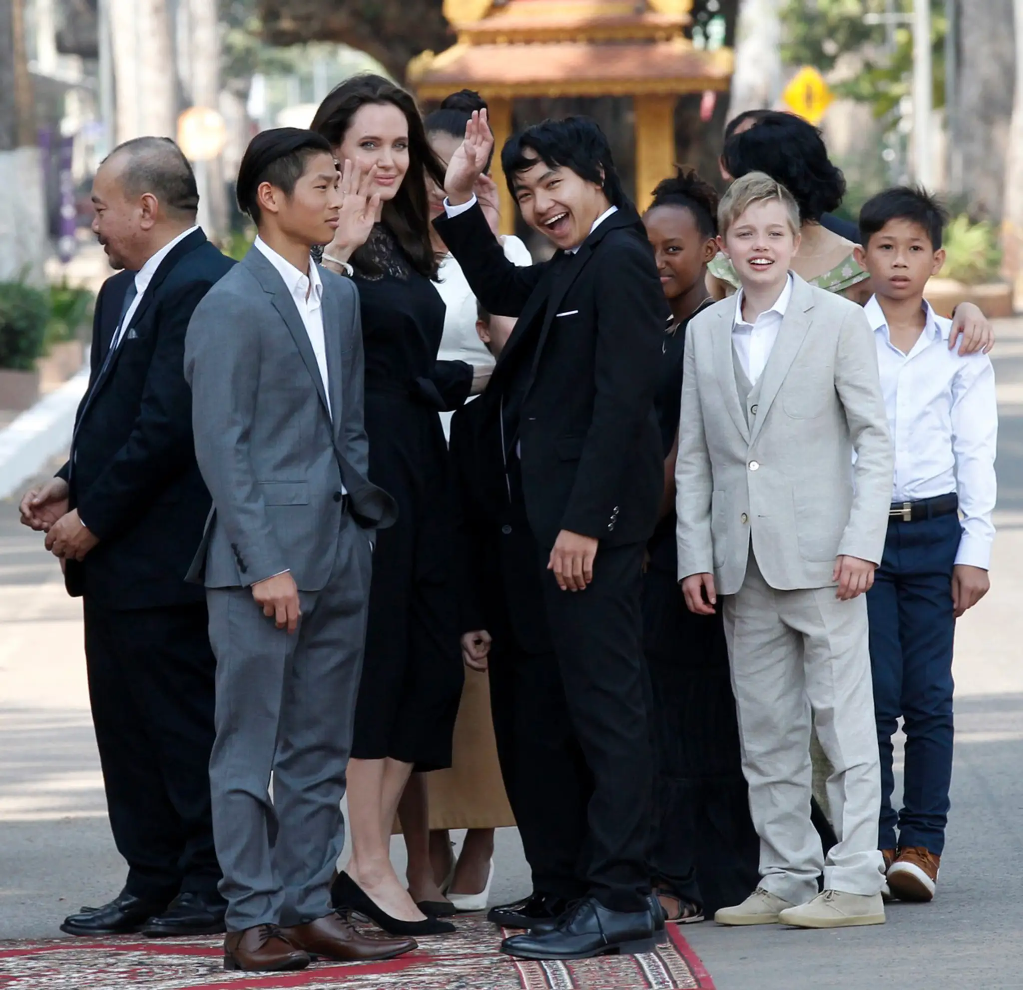 Angelina Jolie s deťmi v Kambodži.