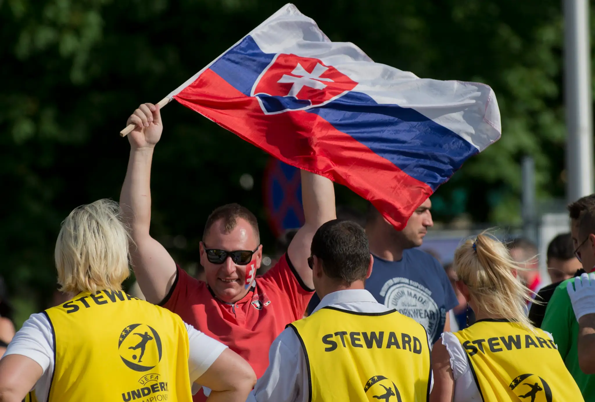Slovenský fanúšik (v pozadí) pred duelom ME 21 Slovensko - Anglicko.