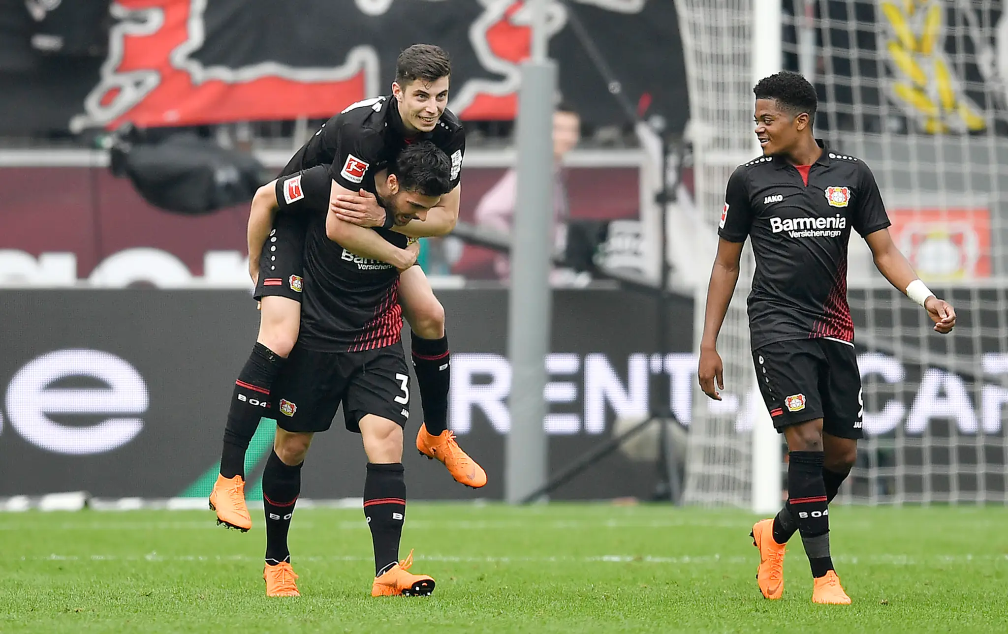 Leverkusen oslavuje druhý gól proti Frankfurtu.
