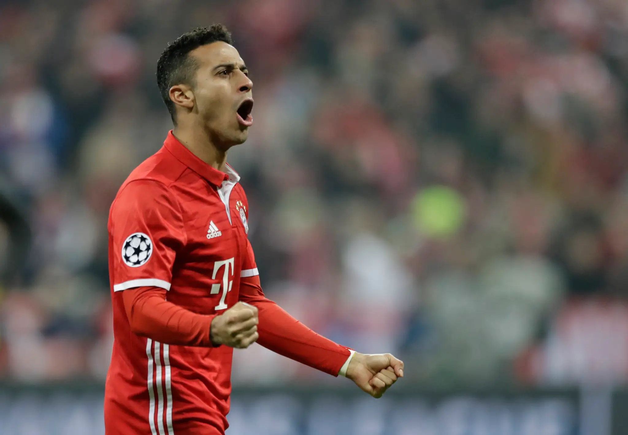 Thiago Alcantara z Bayernu jasá po góle spoluhráča Roberta Lewandowskeho v osemfinále LM proti Arsenalu.