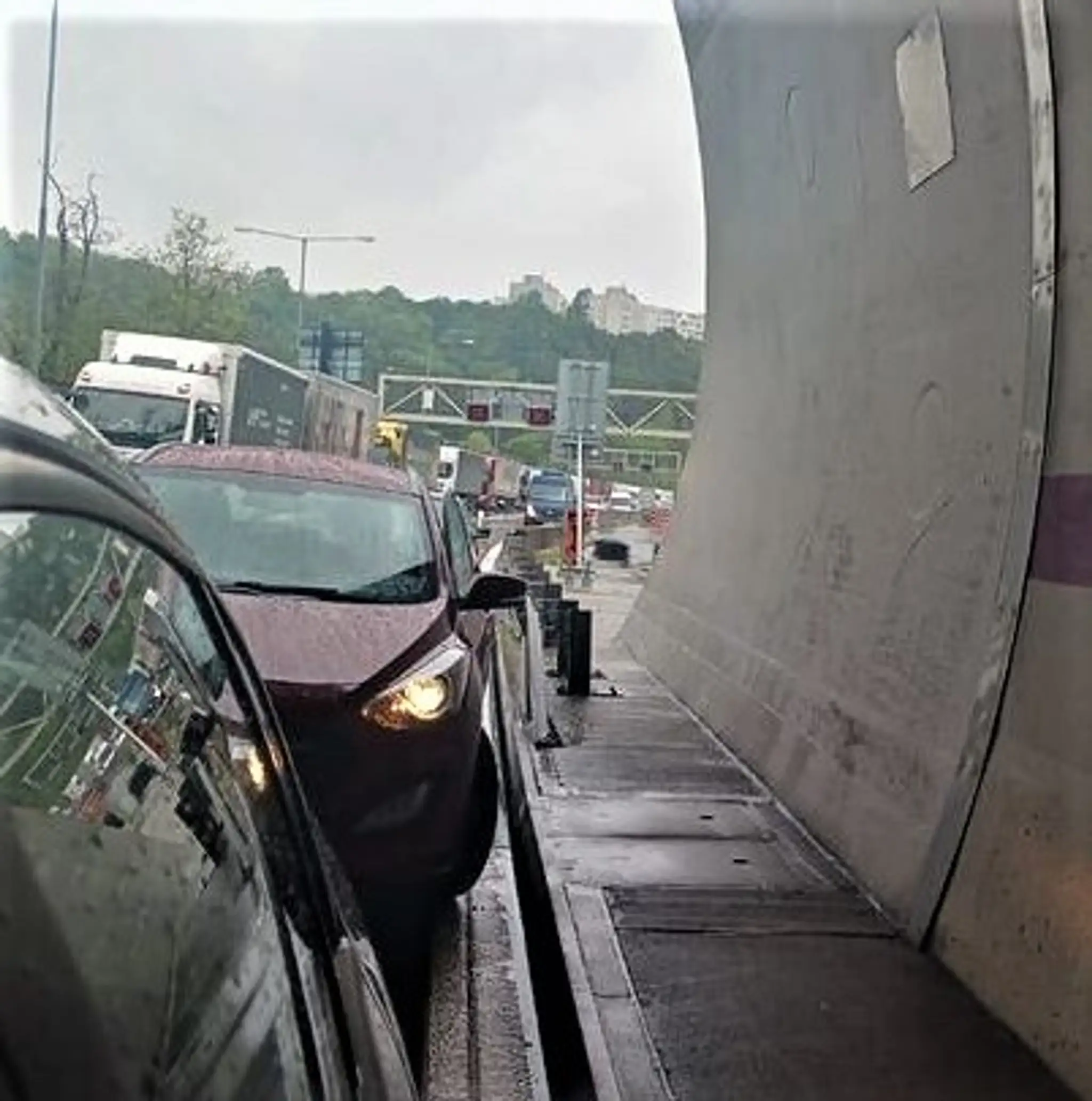 Kolóna pred tunelom Sitina vznikajúca kvôli dopravnej nehode.