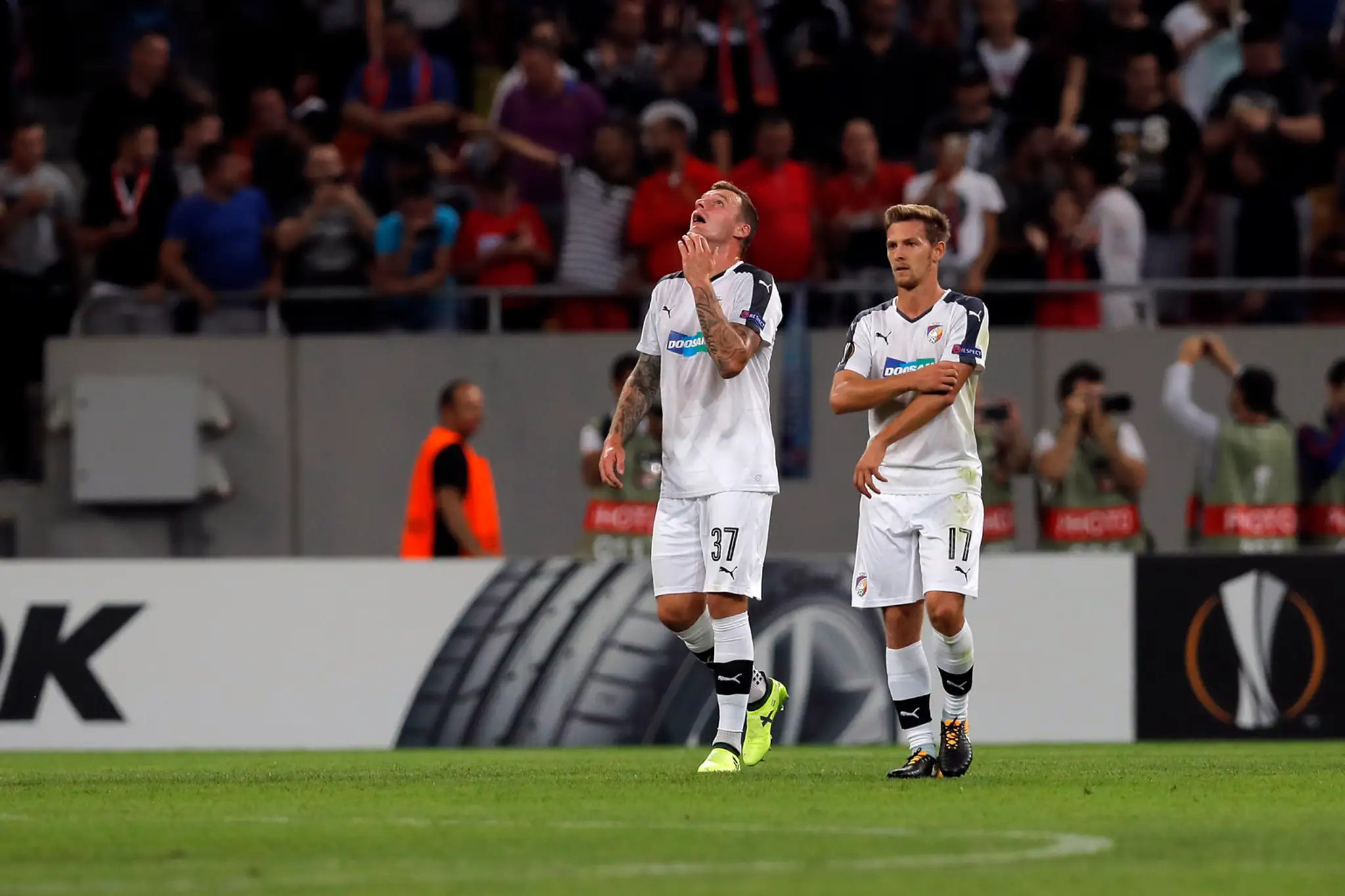 Jakub Řezníček (vľavo) a Patrik Hrošovský z Plzne reagujú po inkasovanom góle v zápase EL proti Steaua Bukurešť.