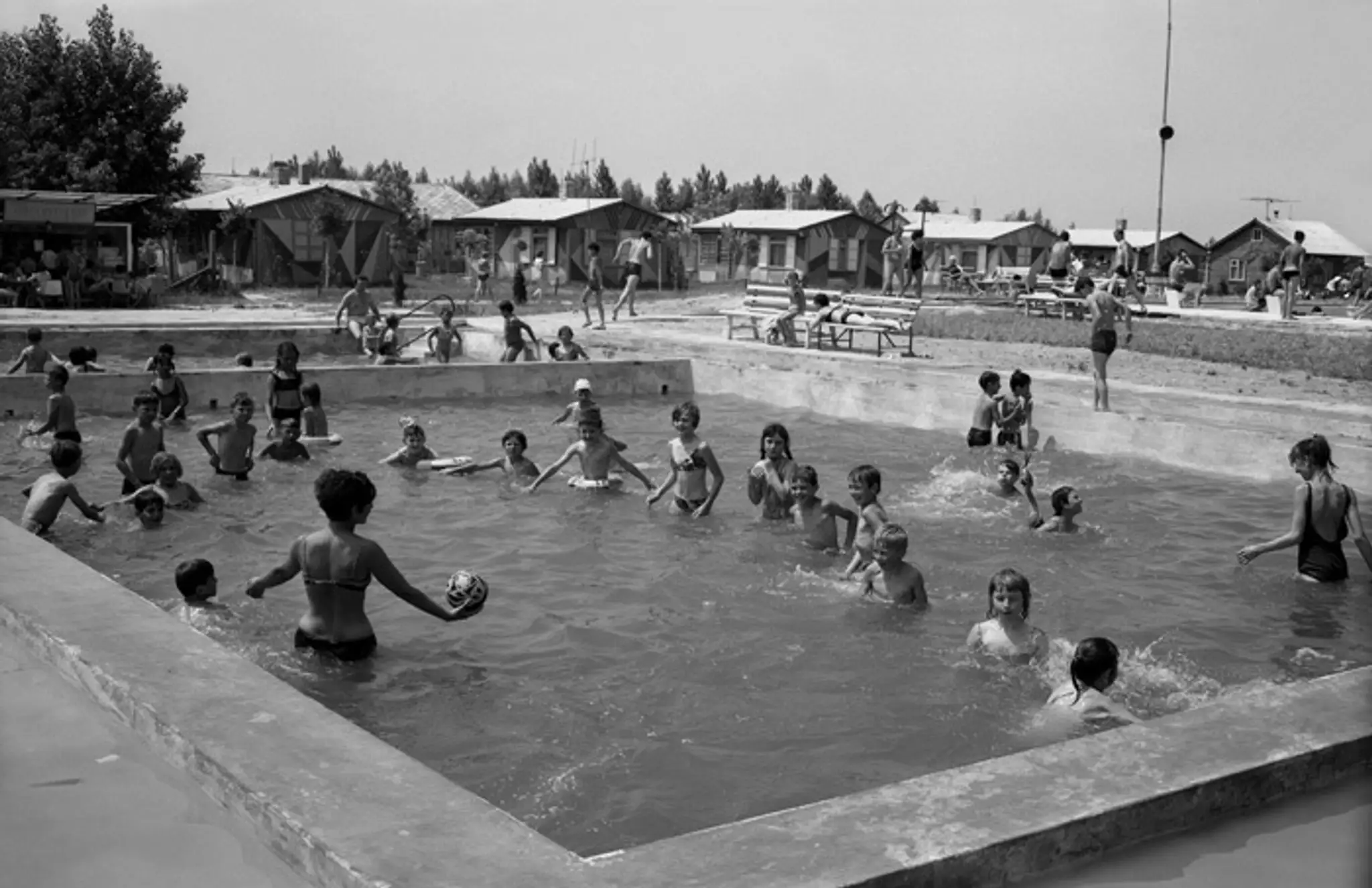 Na archívnej snímke z 9. júla 1970 kúpalisko v Patinciach.