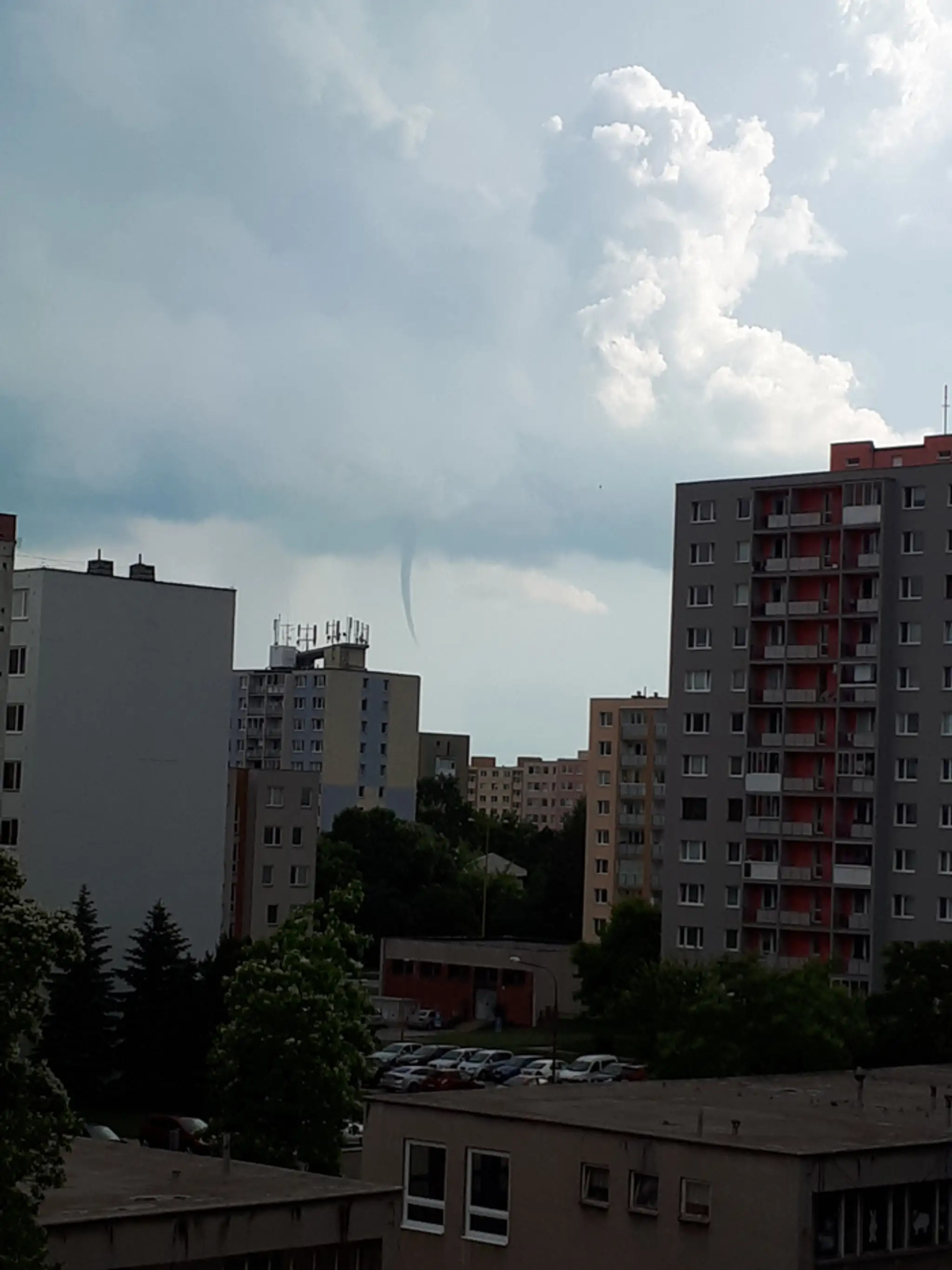 Funnel cloud (lievikovitý oblak) nad Košicami.