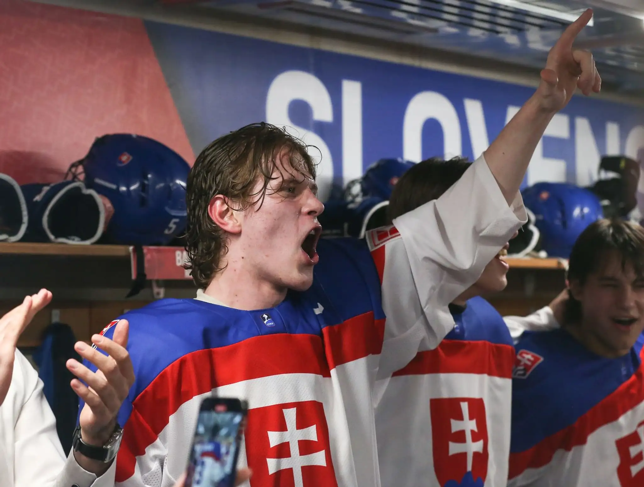 Maxim ako správny kapitán oslavuje senzačný triumf nad Fínskom na MS do 18 rokov.