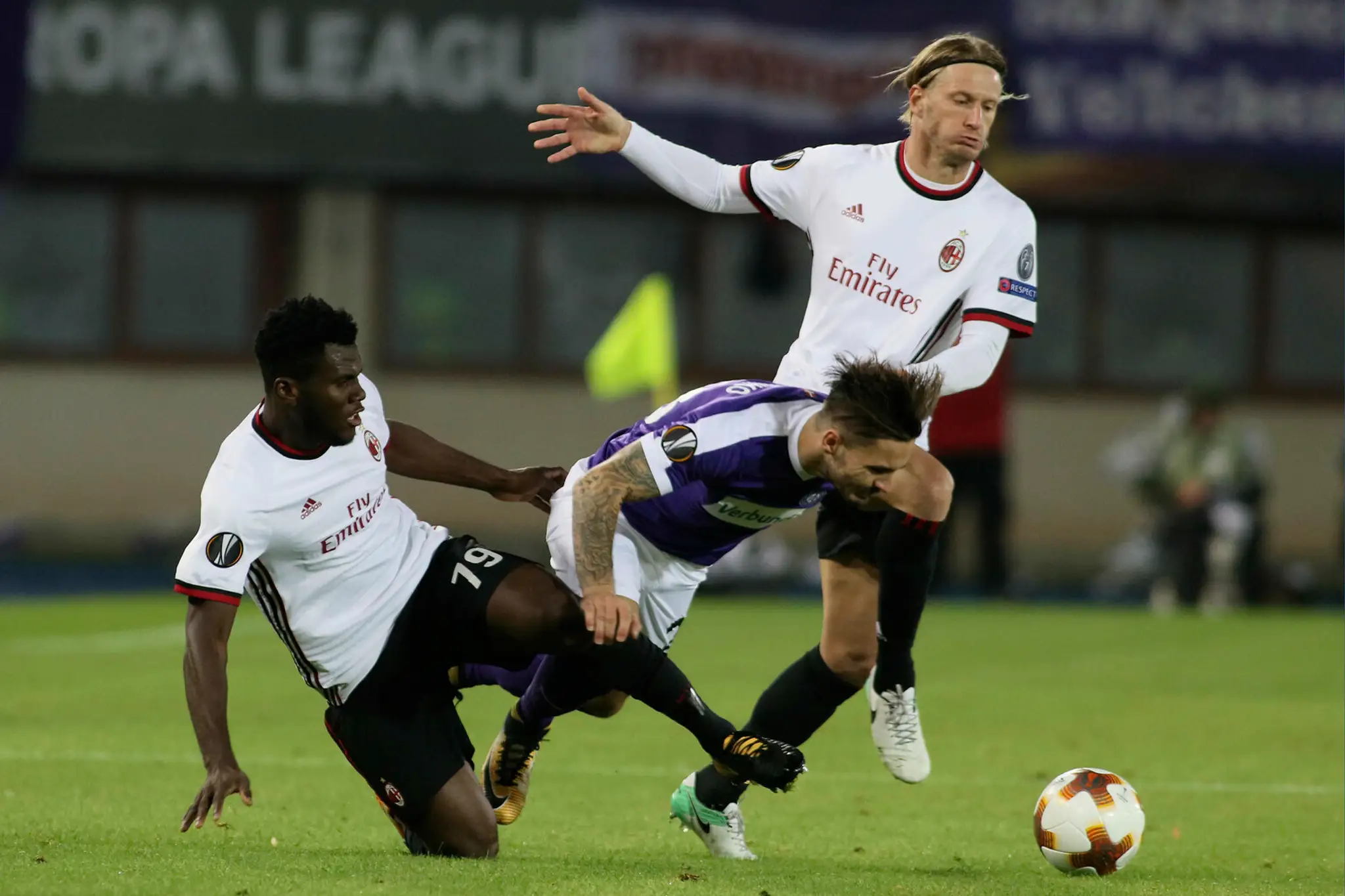 Franck Kessié (vľavo) a Ignazio Abate (vpravo) z AC Miláno atakujú v dueli EL Christopha Martschinka z Austrie.